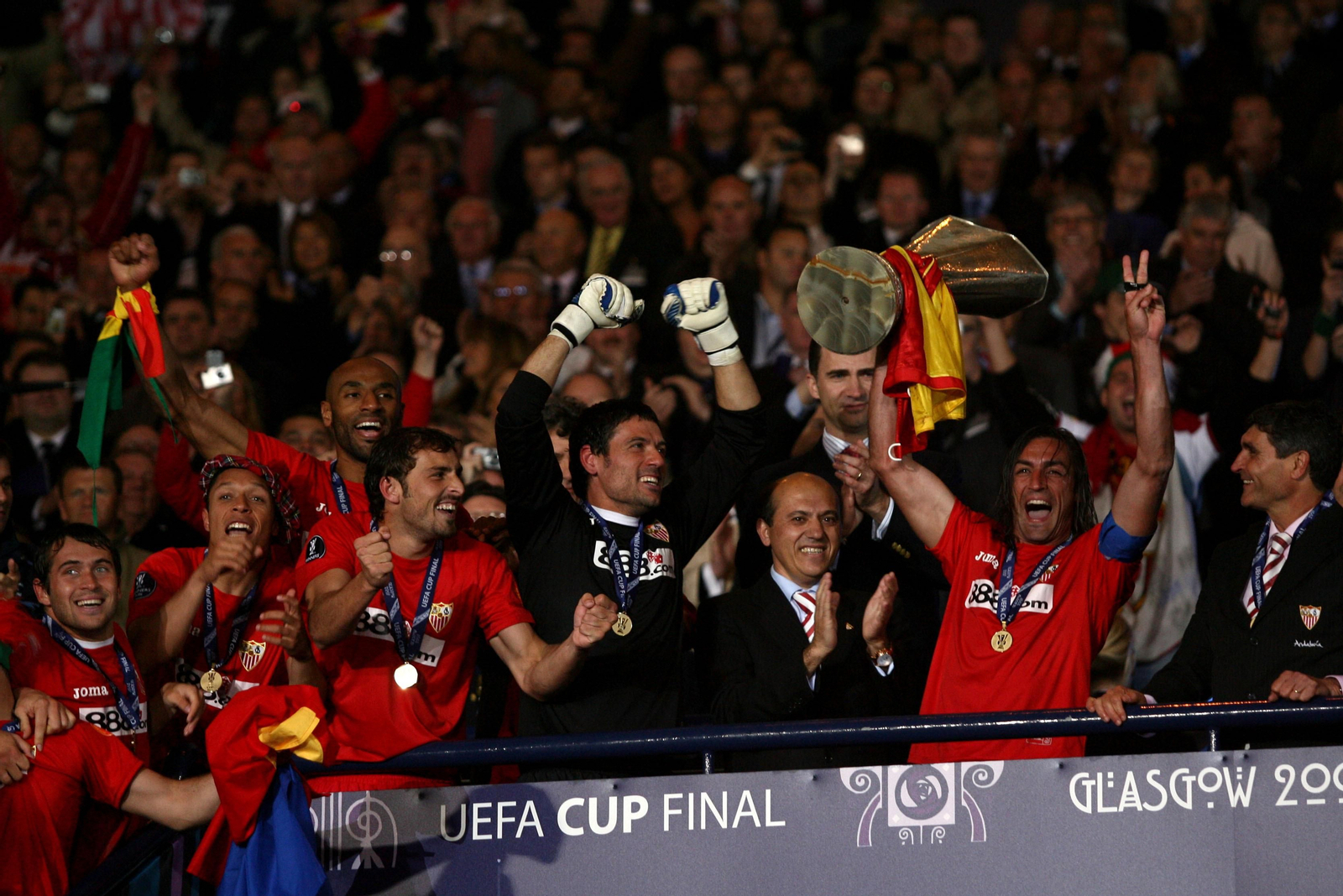 Protagonistas directos en Hampden Park: Adriano, Kanoute, Puerta, Palop, Del Nido, Javi Navarro y Juande, junto al Rey Felipe VI y la Copa de la UEFA.