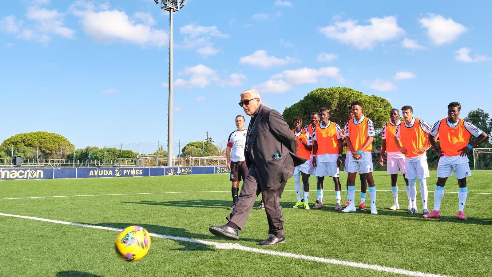 El obispo de Cádiz, Rafael Zornorza, realizando el saque de honor en El Rosal, la Ciudad Deportiva de Cádiz. El obispo de Cádiz, Rafael Zornorza, realizando el saque de honor en El Rosal, la Ciudad Deportiva de Cádiz.