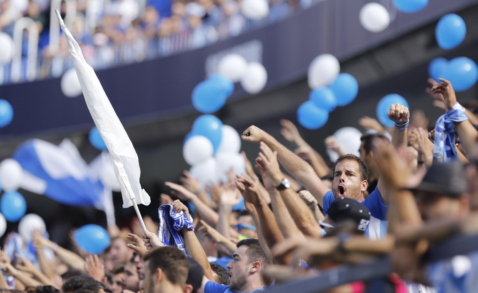 Miembros del Fondo Sur animan durante un partido de esta temporada
