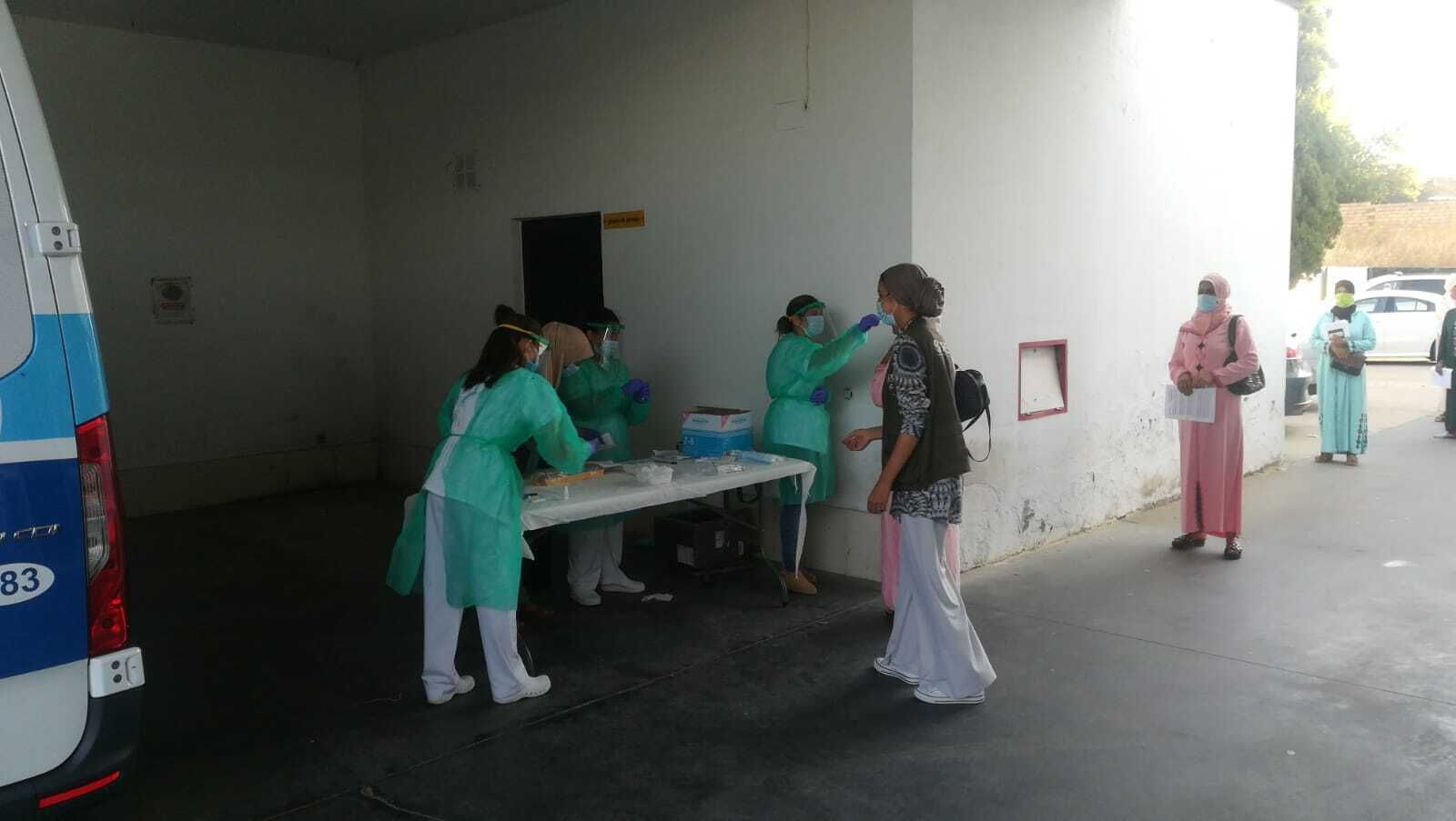 Las temporeras se hacen las pruebas en el centro de salud de Bonares.