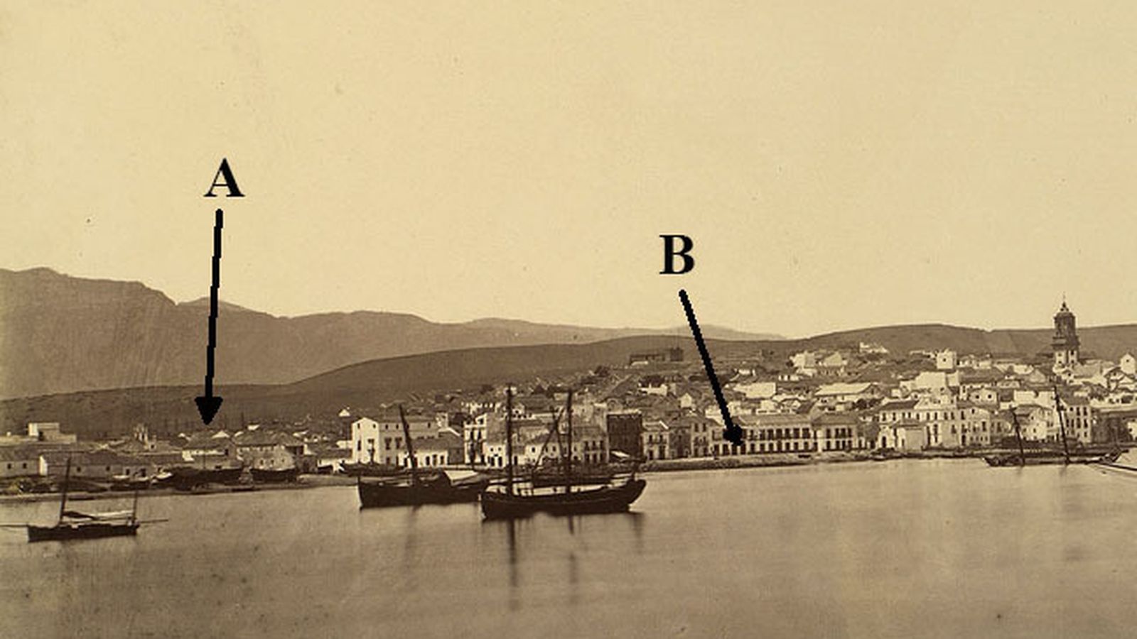 Con la letra A, el astillero situado junto a la desembocadura del río de la Miel. Con la lera B, la playa de la Marina. (Fotografía de Charles Clifford realizada en el año 1859).