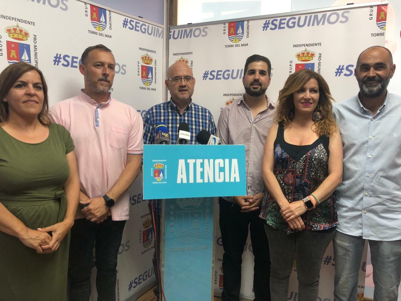 Representantes del Gipmtm posando en la sede de Torre del Mar.
