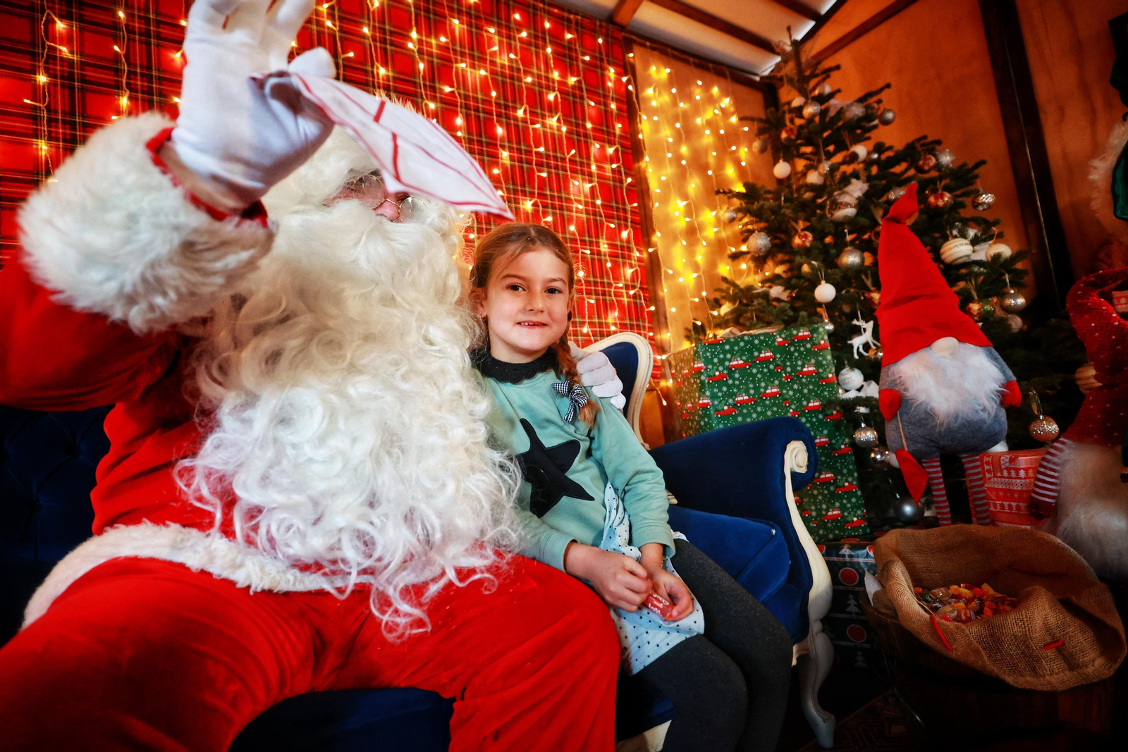 Papa Noel abre su casa en San Fernando: las imágenes de la inauguración y los horarios para visitarlo