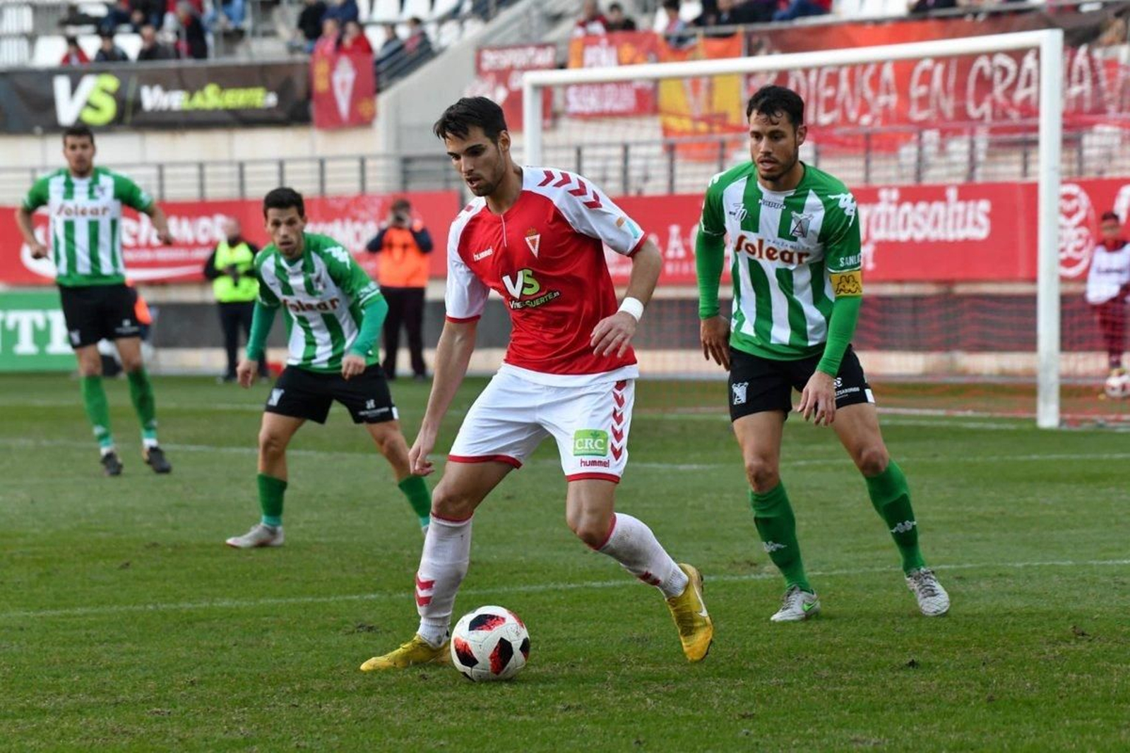 José, presionando a un jugador del Murcia.