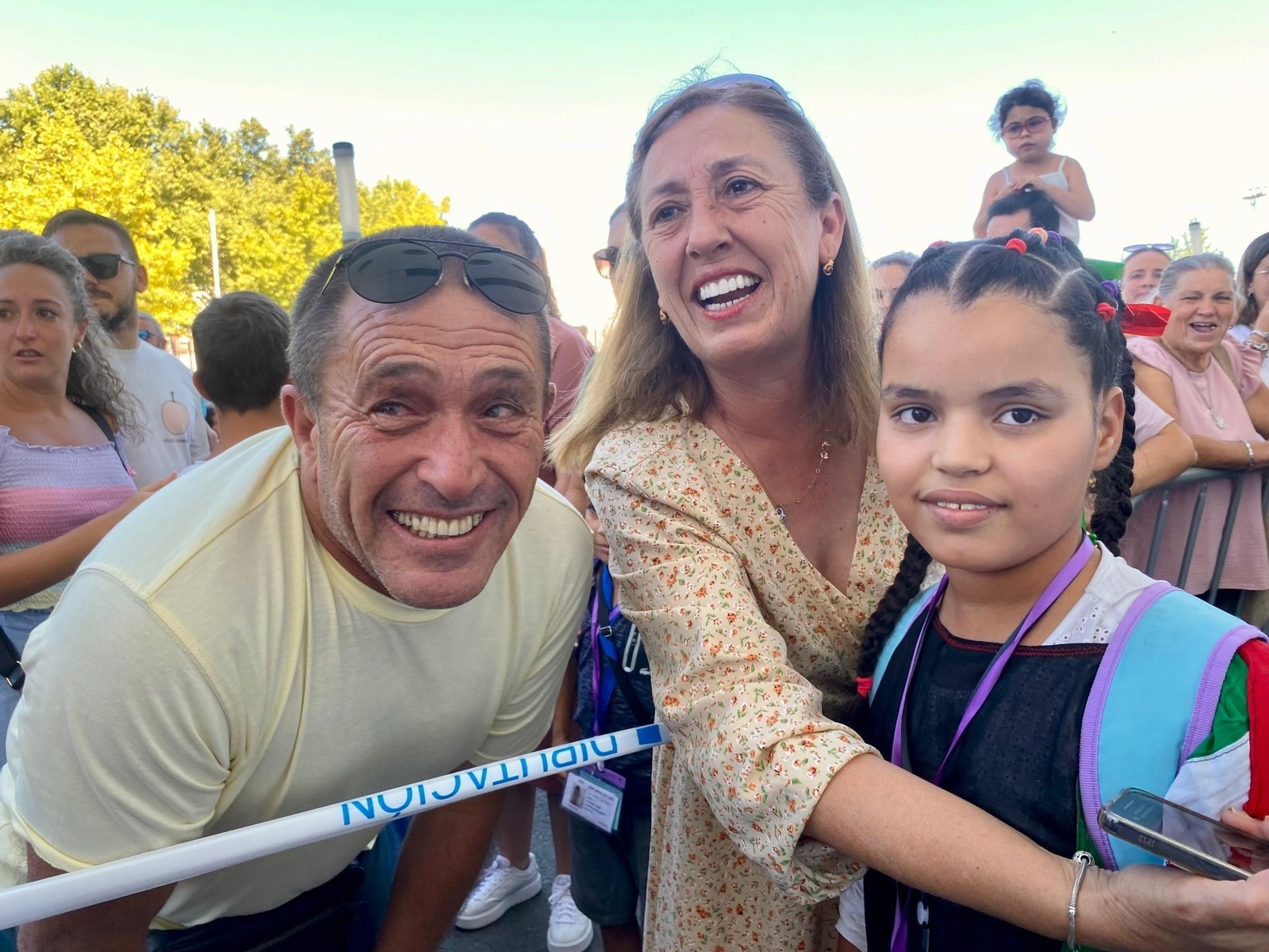 Reencuentro de una familia y una niña saharaui.