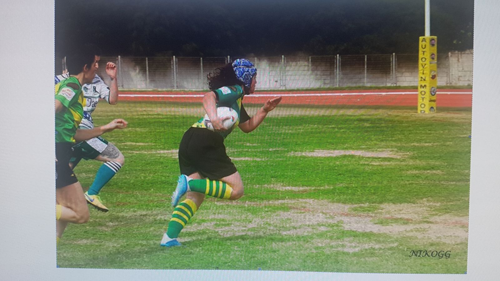 Una de las jugadoras del Club de Rugby, Idaira, encarando la línea de ensayo contraria.