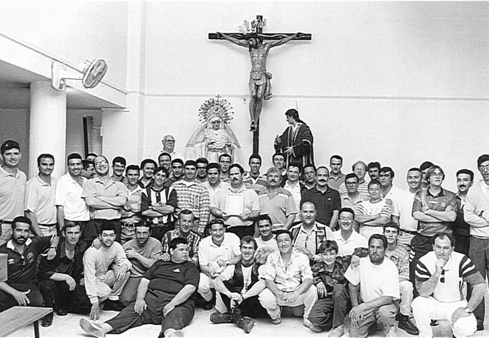 1996. Los costaleros de la Vera-Cruz y Amargura celebra una convivencia en la iglesia de San Benito