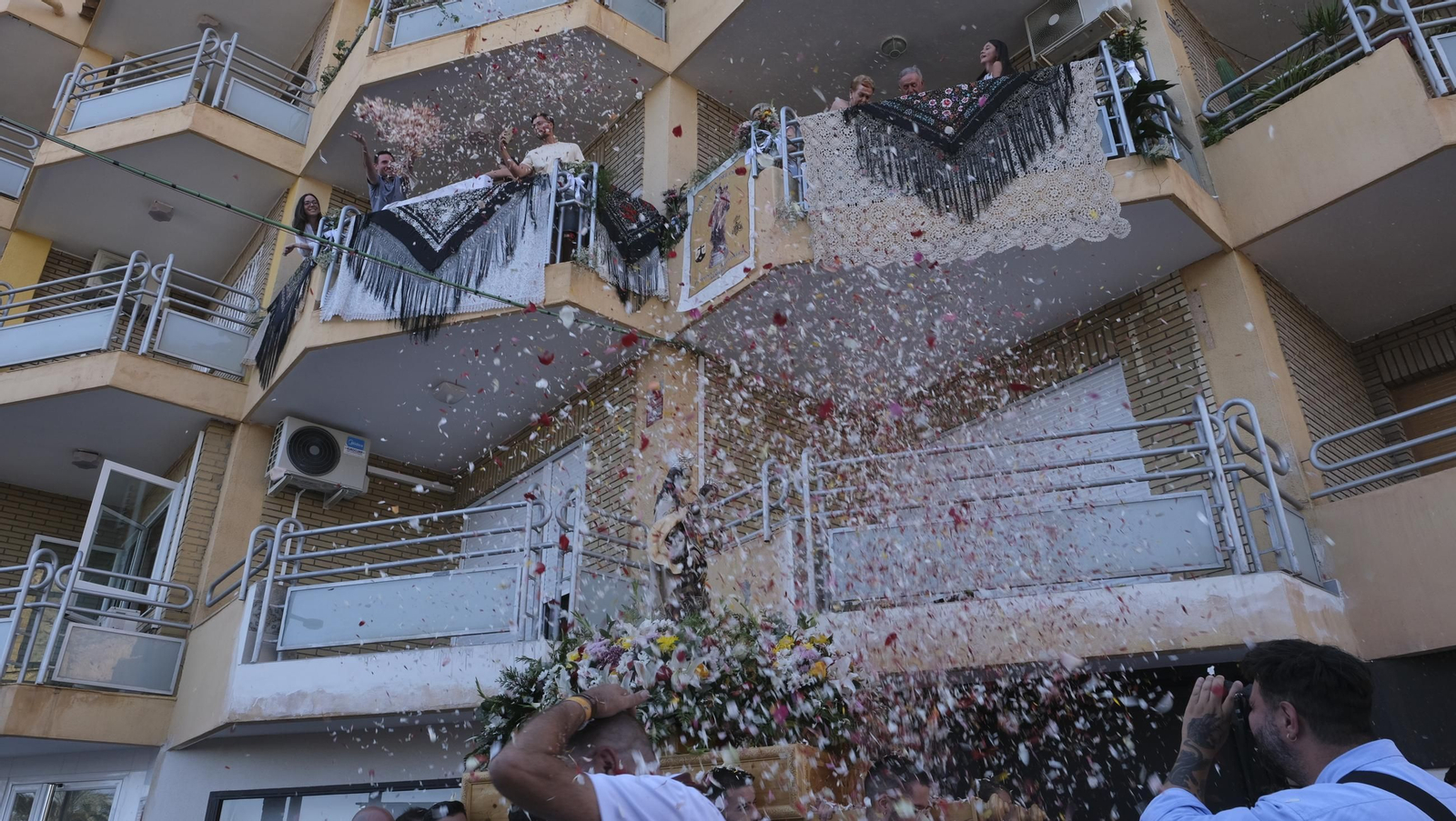 La procesión marítima de la Virgen del Carmen en Aguadulce, en imágenes