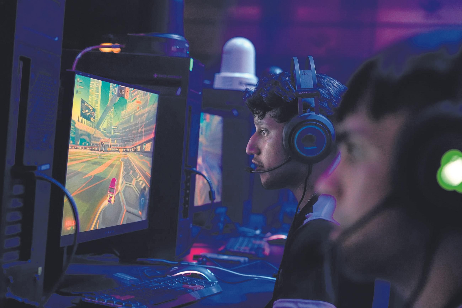 Jóvenes jugando a videojuegos en el ordenador.