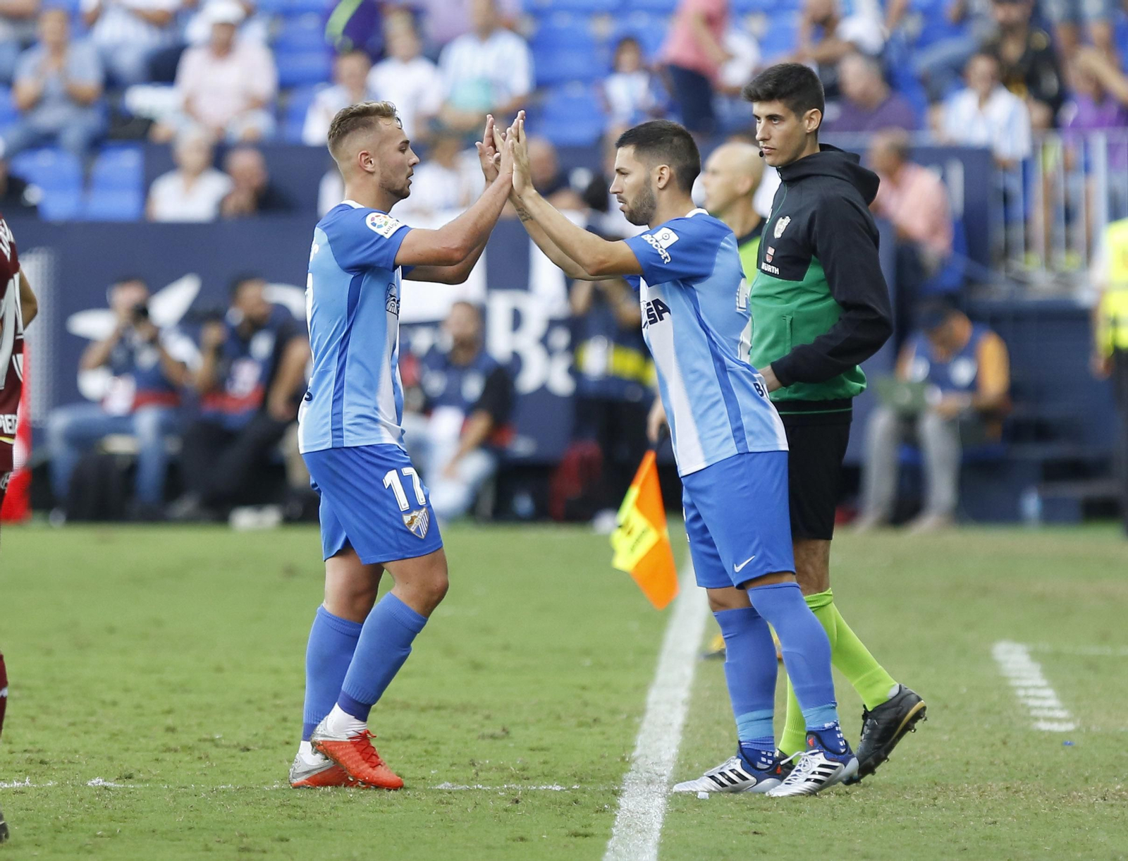 Javi Ontiveros y Dani Pacheco, relevo y sustituto durante un encuentro en La Rosaleda. Javi Ontiveros y Dani Pacheco, relevo y sustituto durante un encuentro en La Rosaleda.
