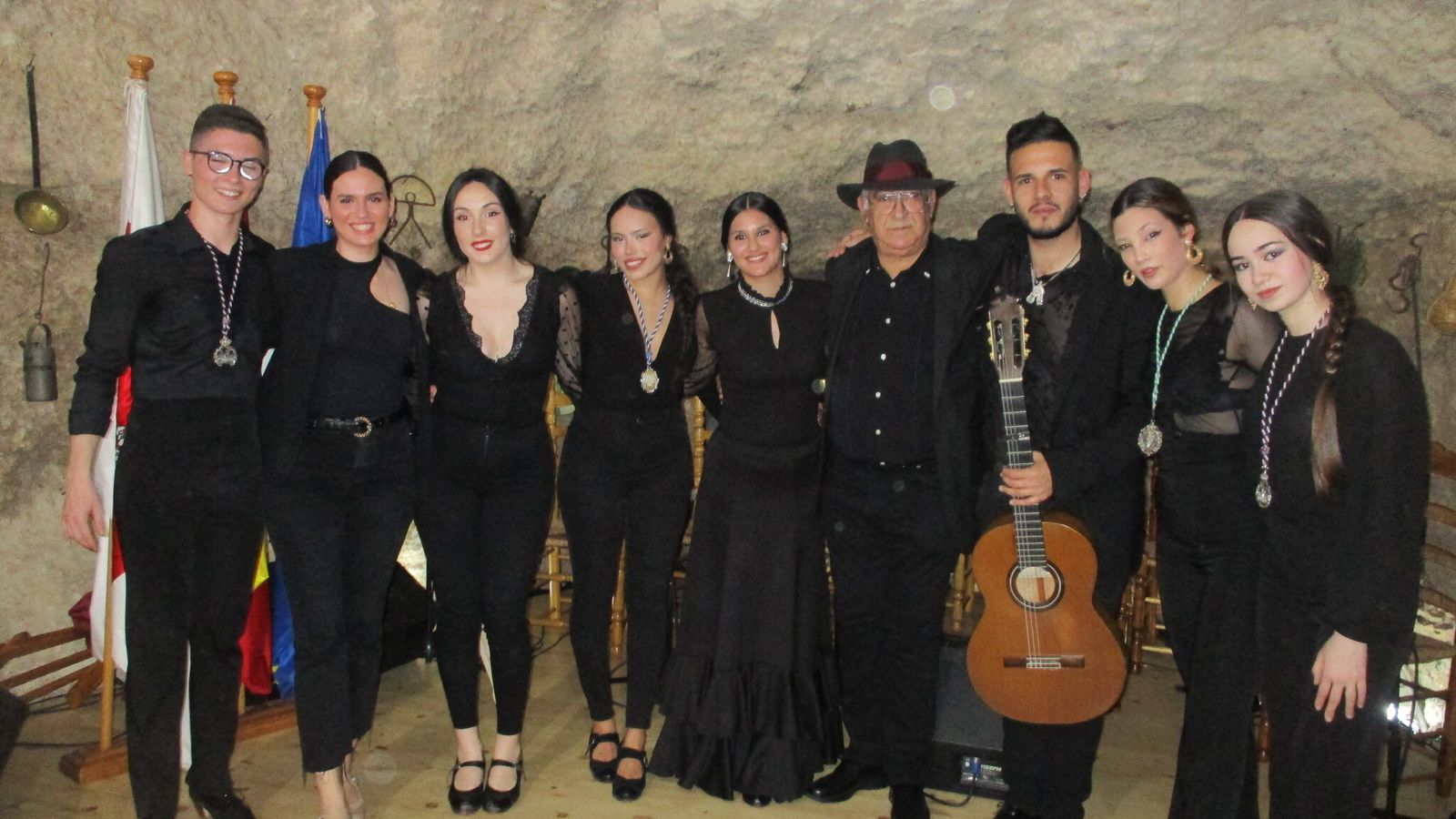 Bailaoras, palmeras, cantaor y guitarrista tras el espectáculo de Pasión que llevaron  a cabo en ElMorato.