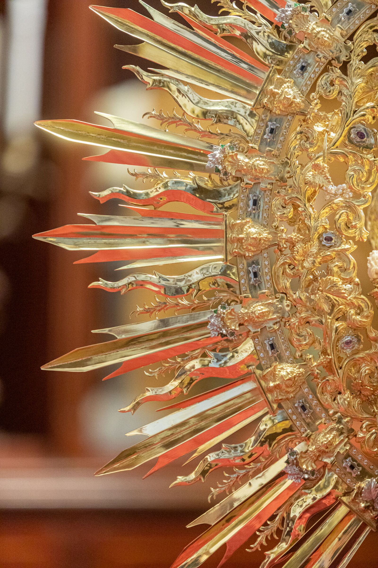 Los detalles de la nueva corona de la Virgen de las Penas.