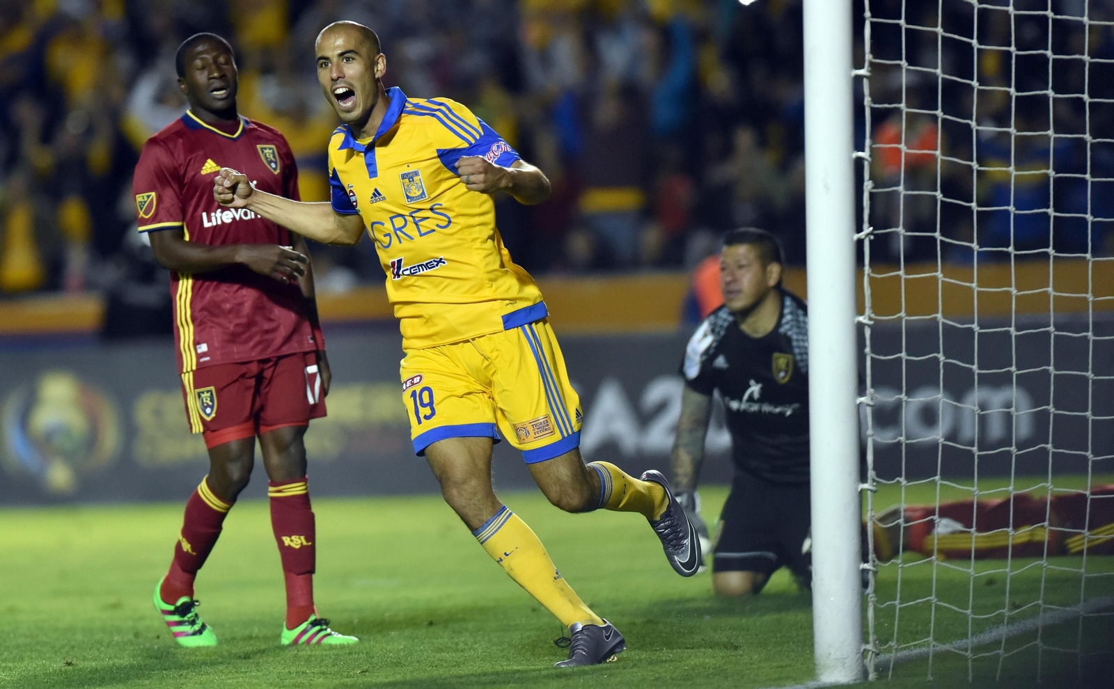 Guido Pizarro celebra un gol con el Tigres de Monterrey.