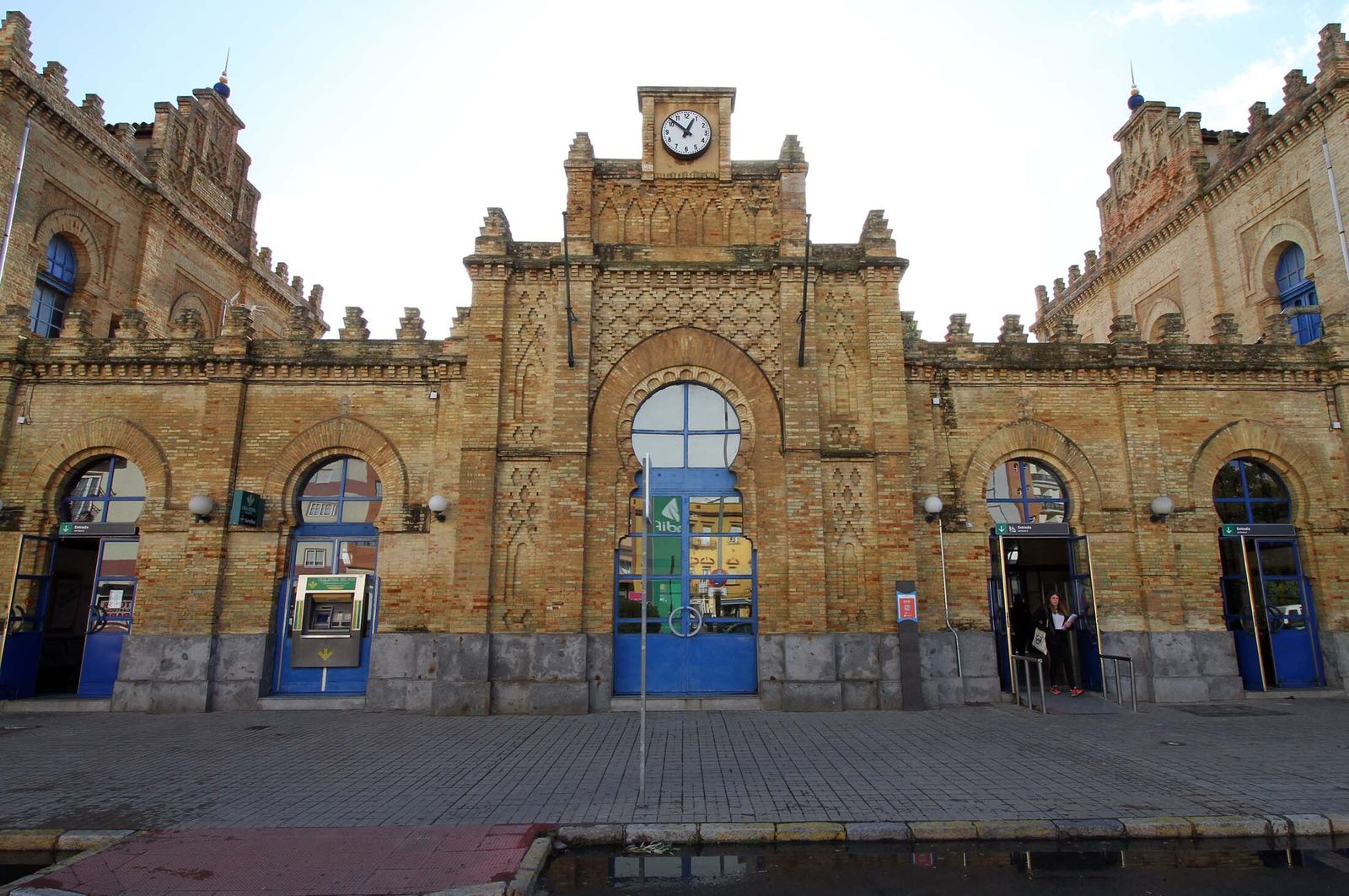 Fachada de la antigua estación de ferrocarril de Huelva.