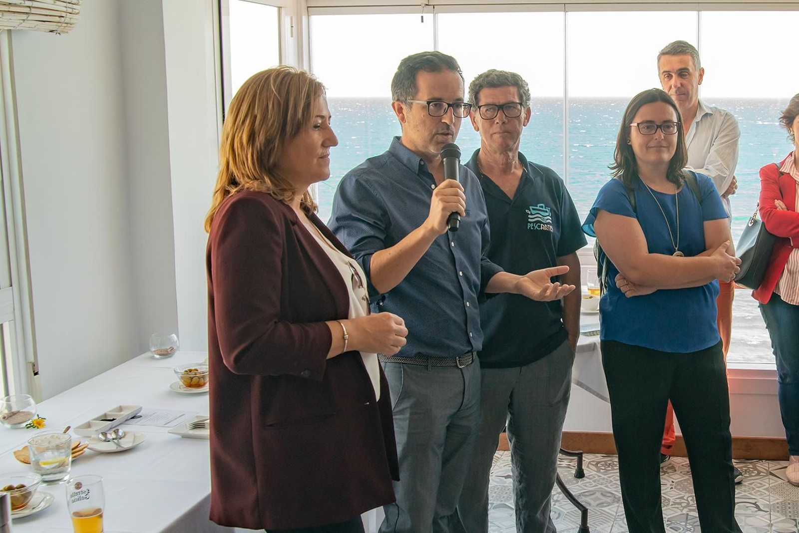 Francisco García, dueño del restaurante, toma lapalabra junto a la alcaldesa de Nijar y el presidente de 'Pescartes'.