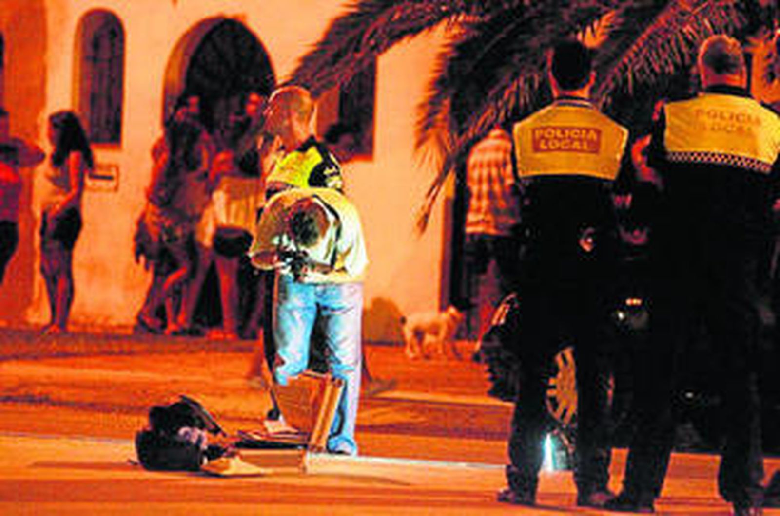 Policías, el domingo por la noche, en el lugar en el que se perpetró el crimen.