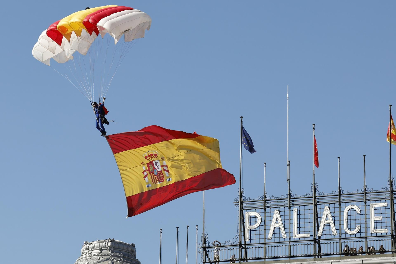 la cabo Mari Carmen González desciende con la bandera.
