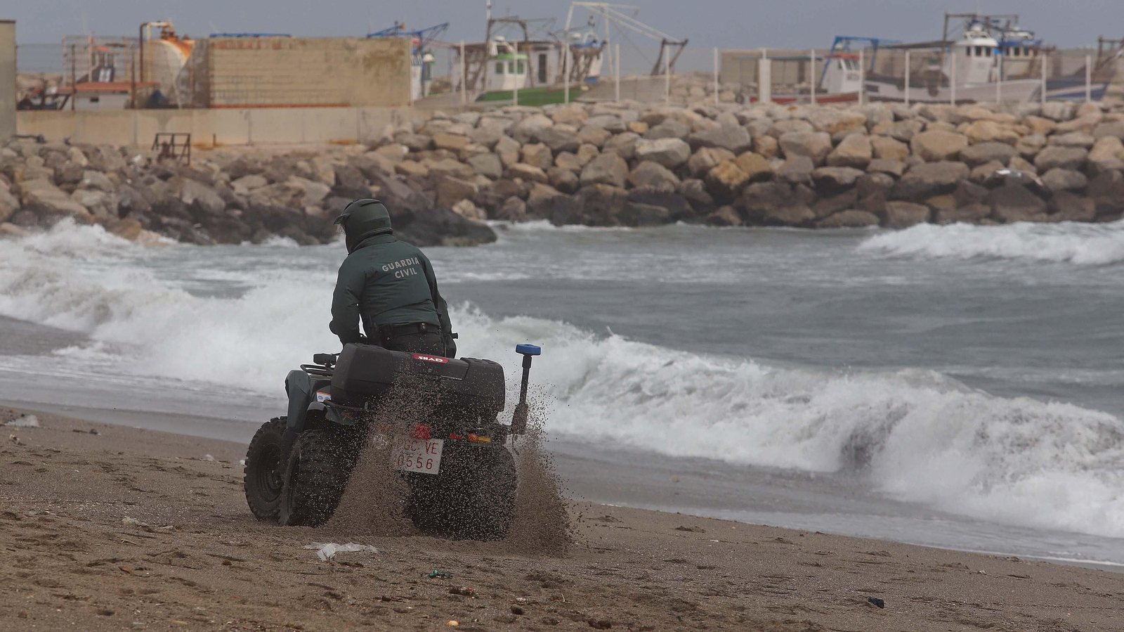Busqueda de fardos de hachís en La Línea
