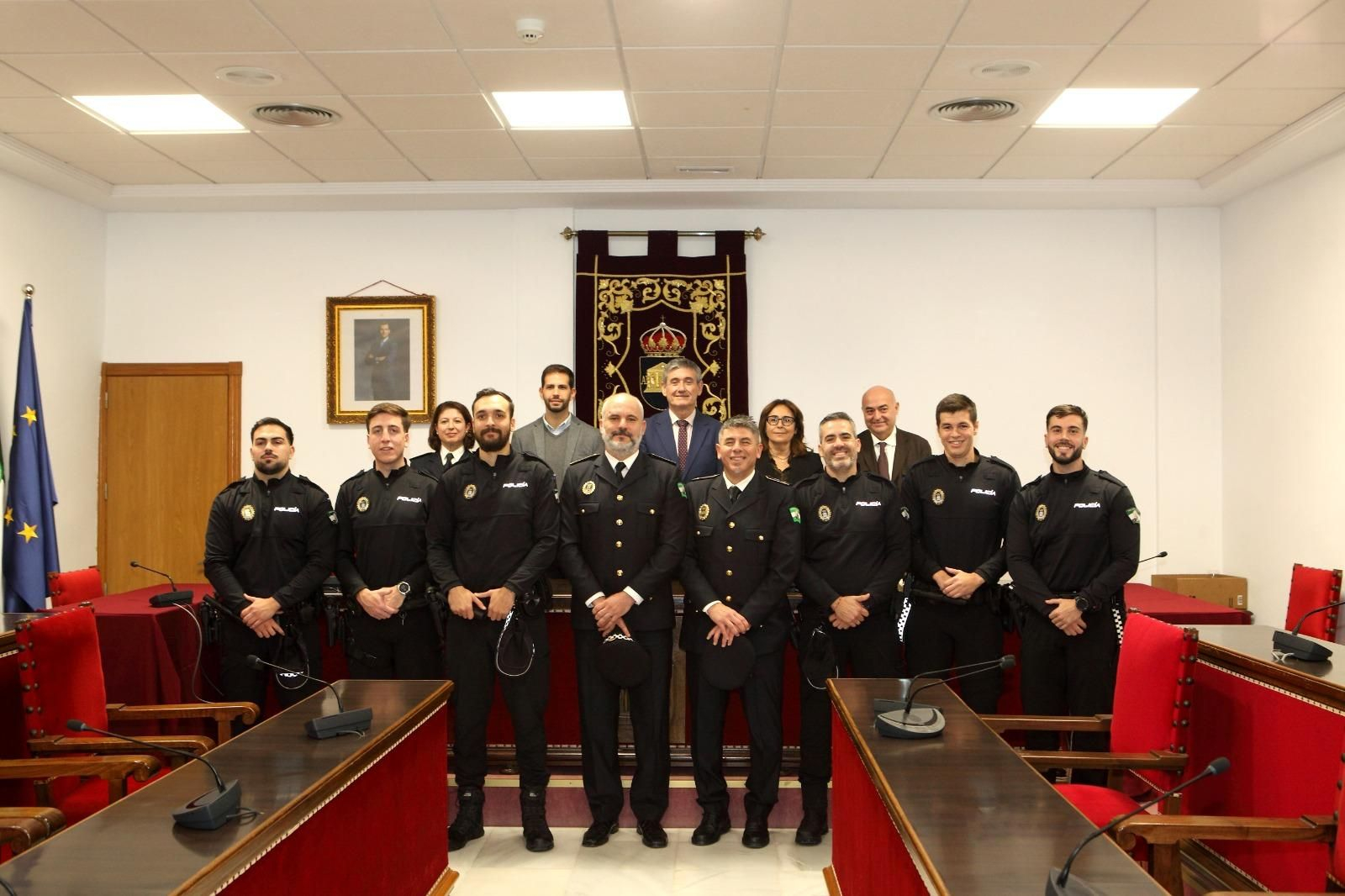 Los nuevos agentes de la Policía Local abderitana, junto al alcalde Manuel Cortés y ediles del equipo de Gobierno.