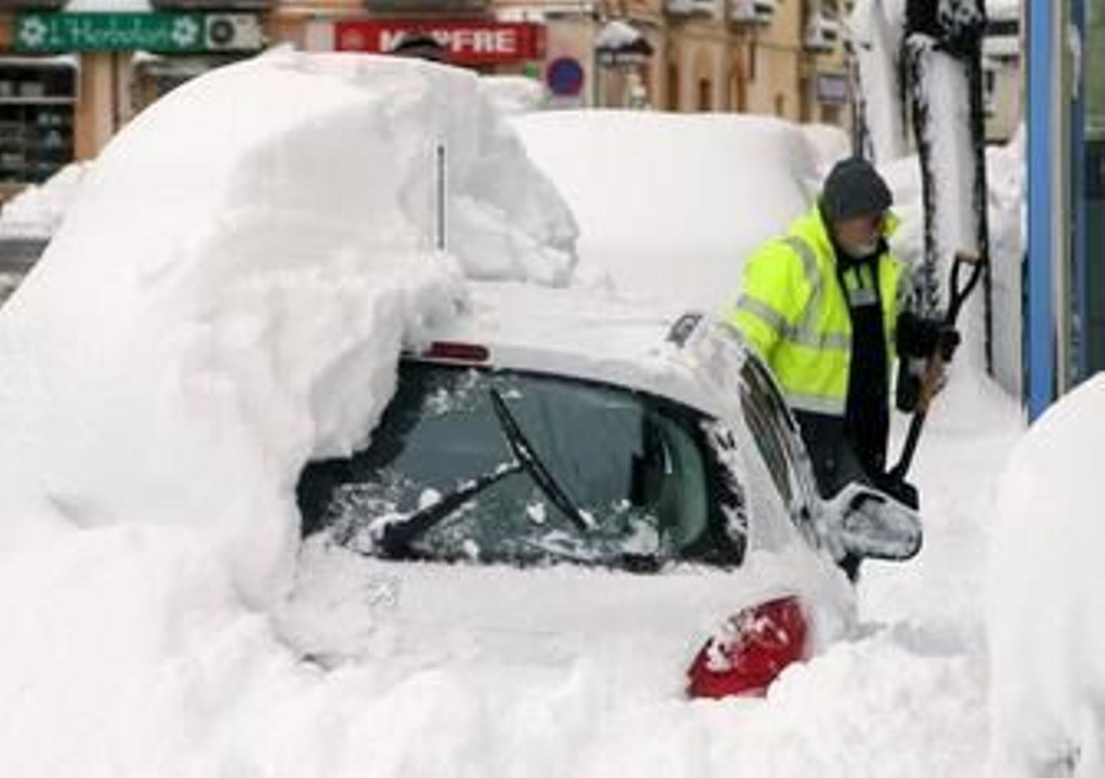 Una calle de Falset, en Tarragona, con varios coches enterrados en nieve, ayer, tras el temporal.