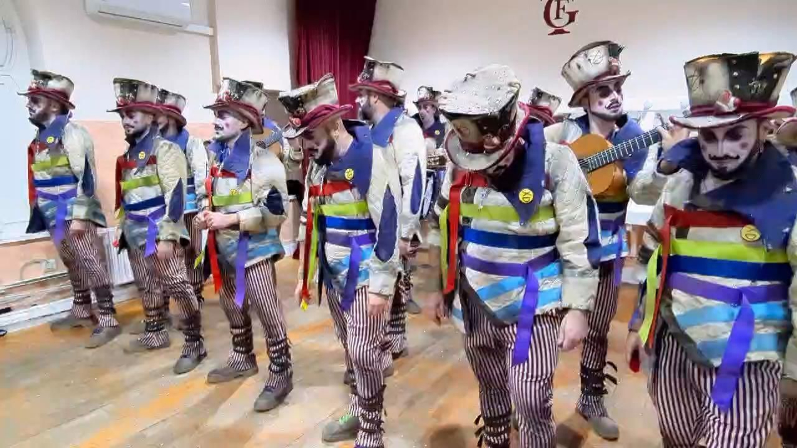 La comparsa 'Donde fuimos felices', de Germán García Rendón,  en camerinos.