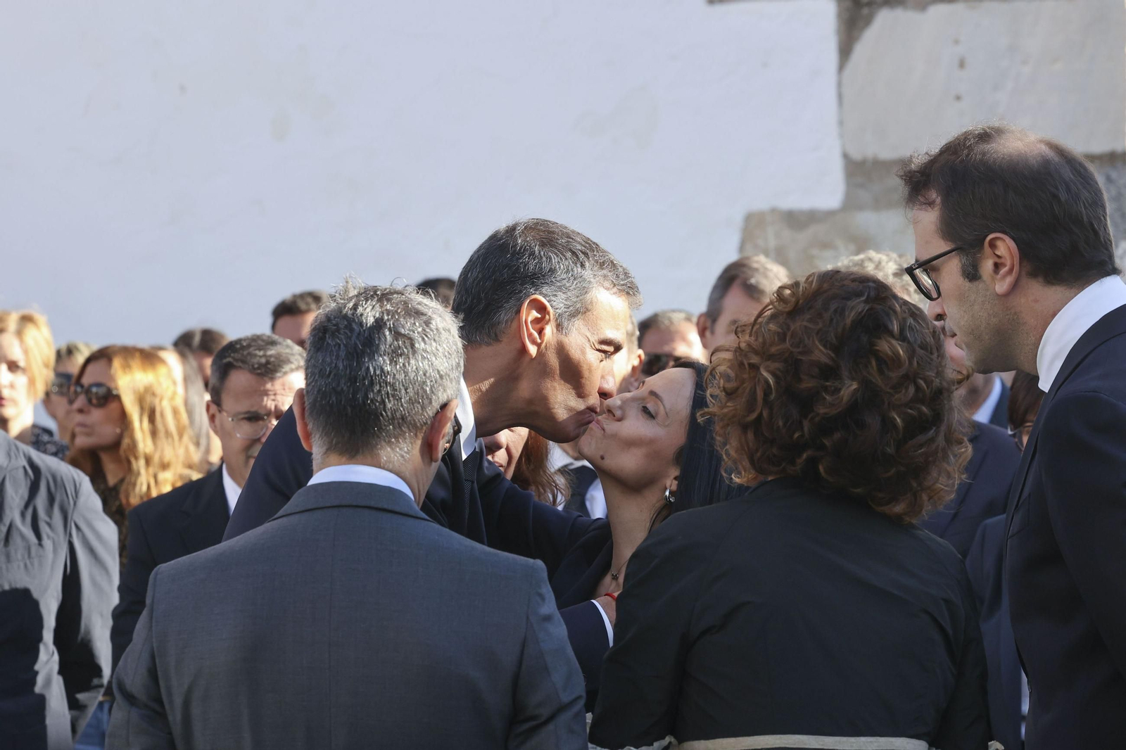 El presidente del Gobierno, Pedro Sánchez, en el funeral por Fernández Vara en Olivenza (Badajoz)