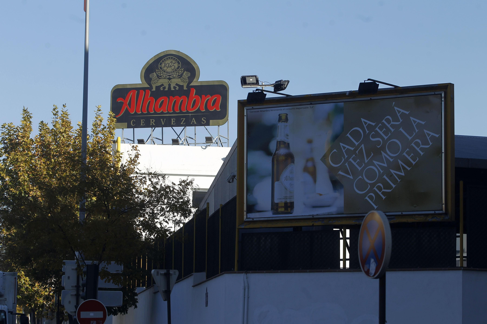 La fábrica se encuentra en pleno centro urbano de la ciudad y no en las afueras como suelen situarse este tipo de industrias.