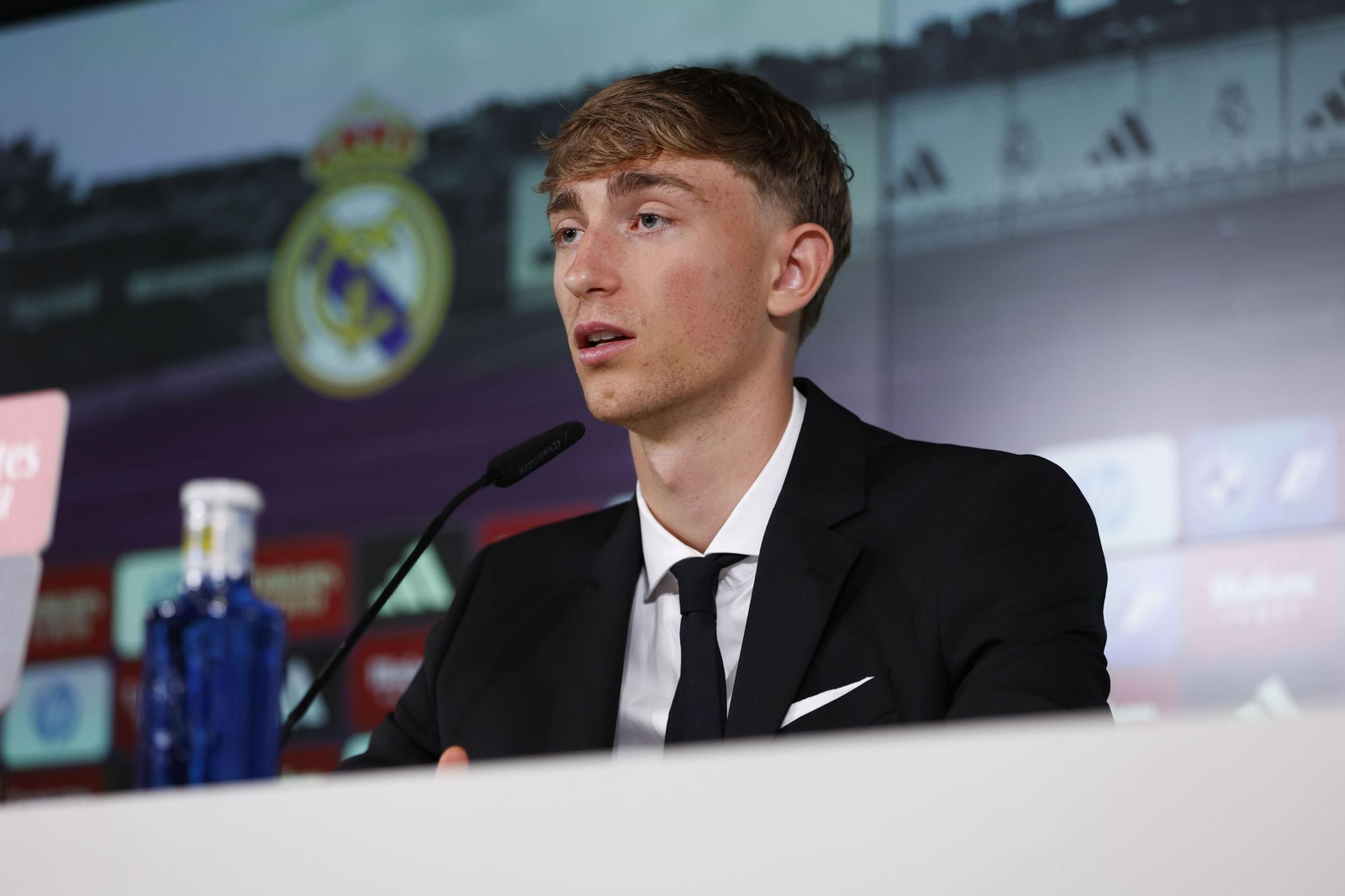 Las fotos del malagueño Dean Huijsen en su presentación con el Real Madrid