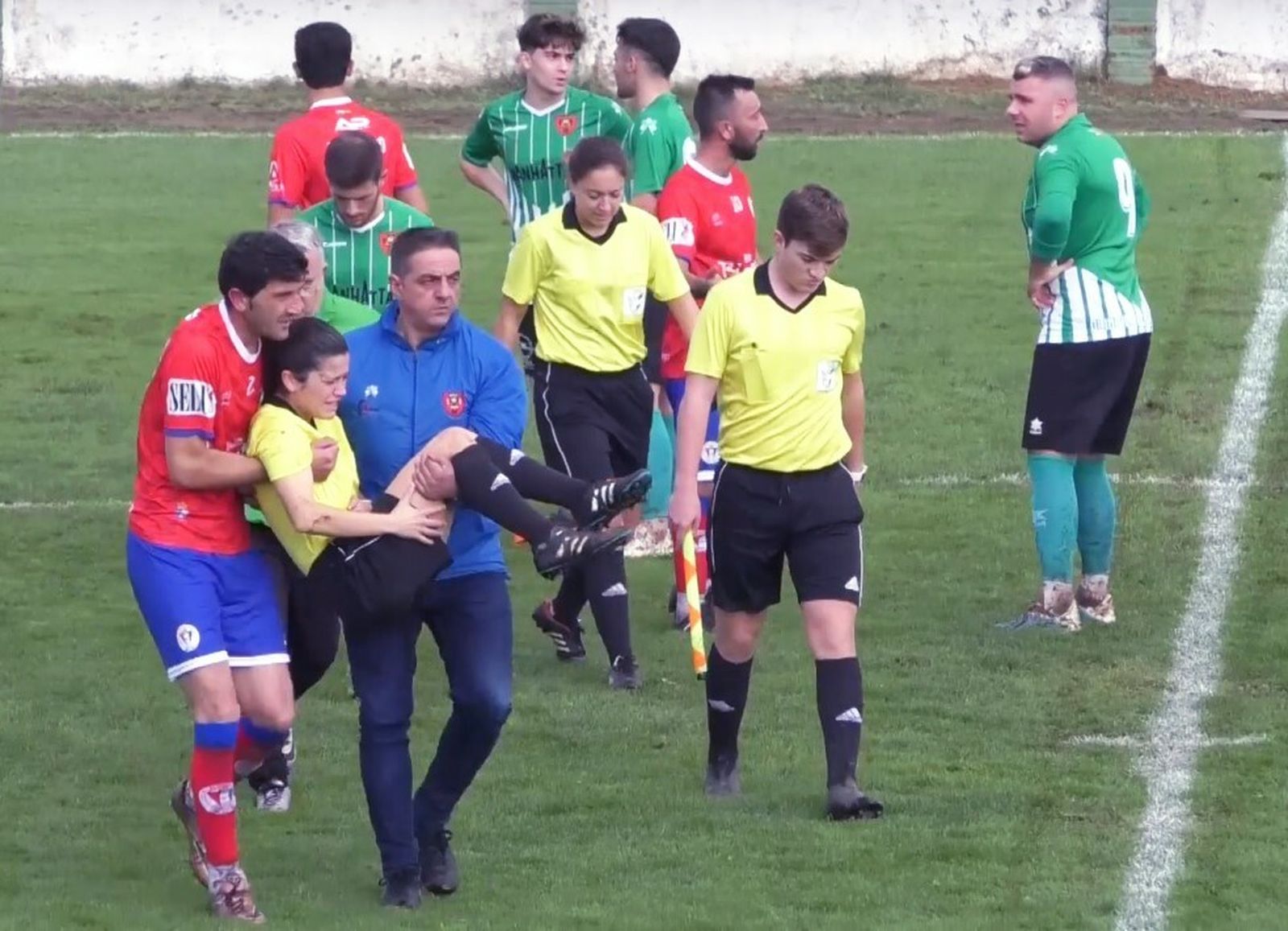 Josefa Sánchez, árbitra del Olímpica-Almonte, tuvo que abandonar el estadio en ambulancia.