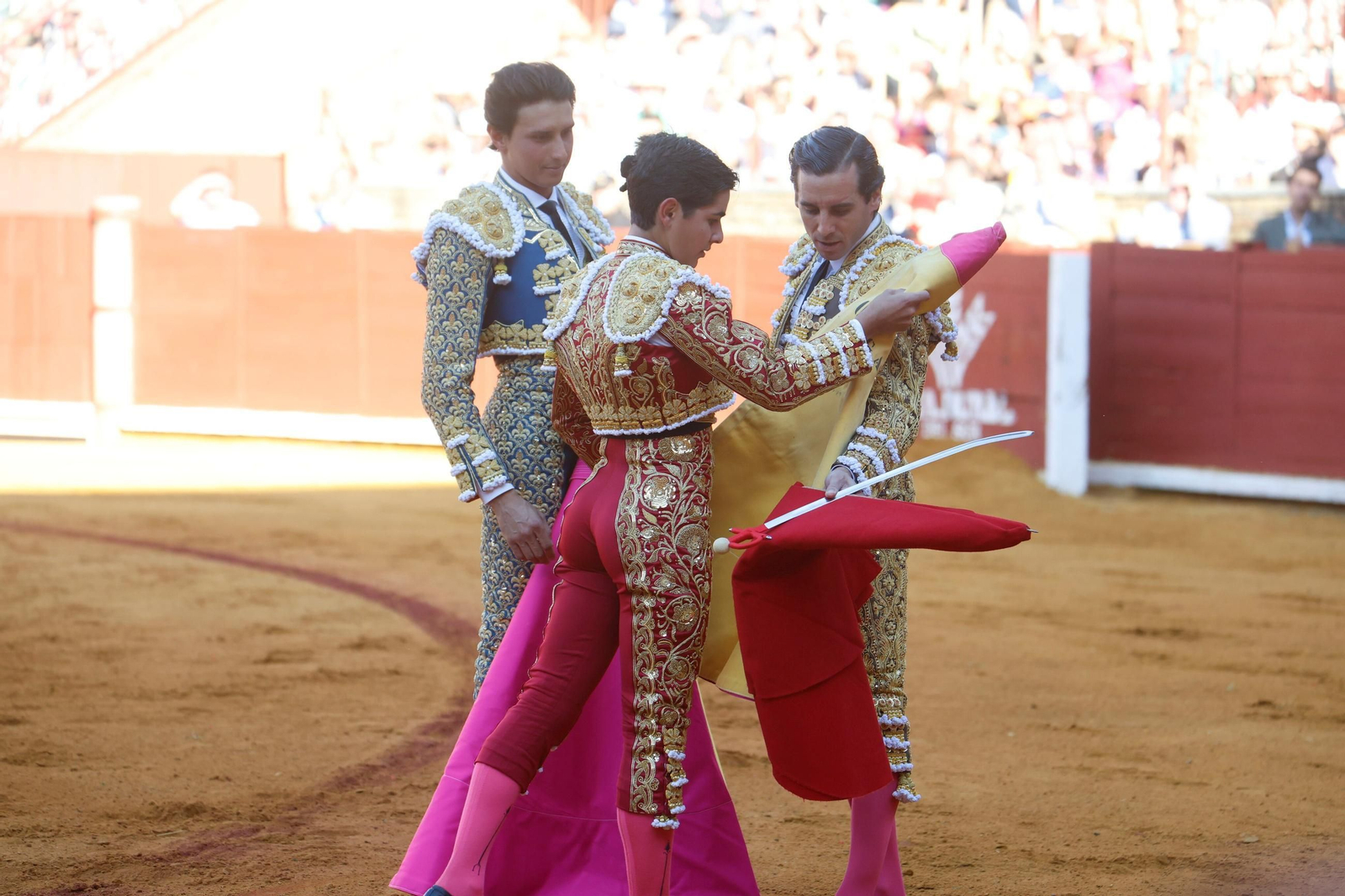 Manuel Román, Juan Ortega y Roca Rey, en la plaza de toros de Córdoba