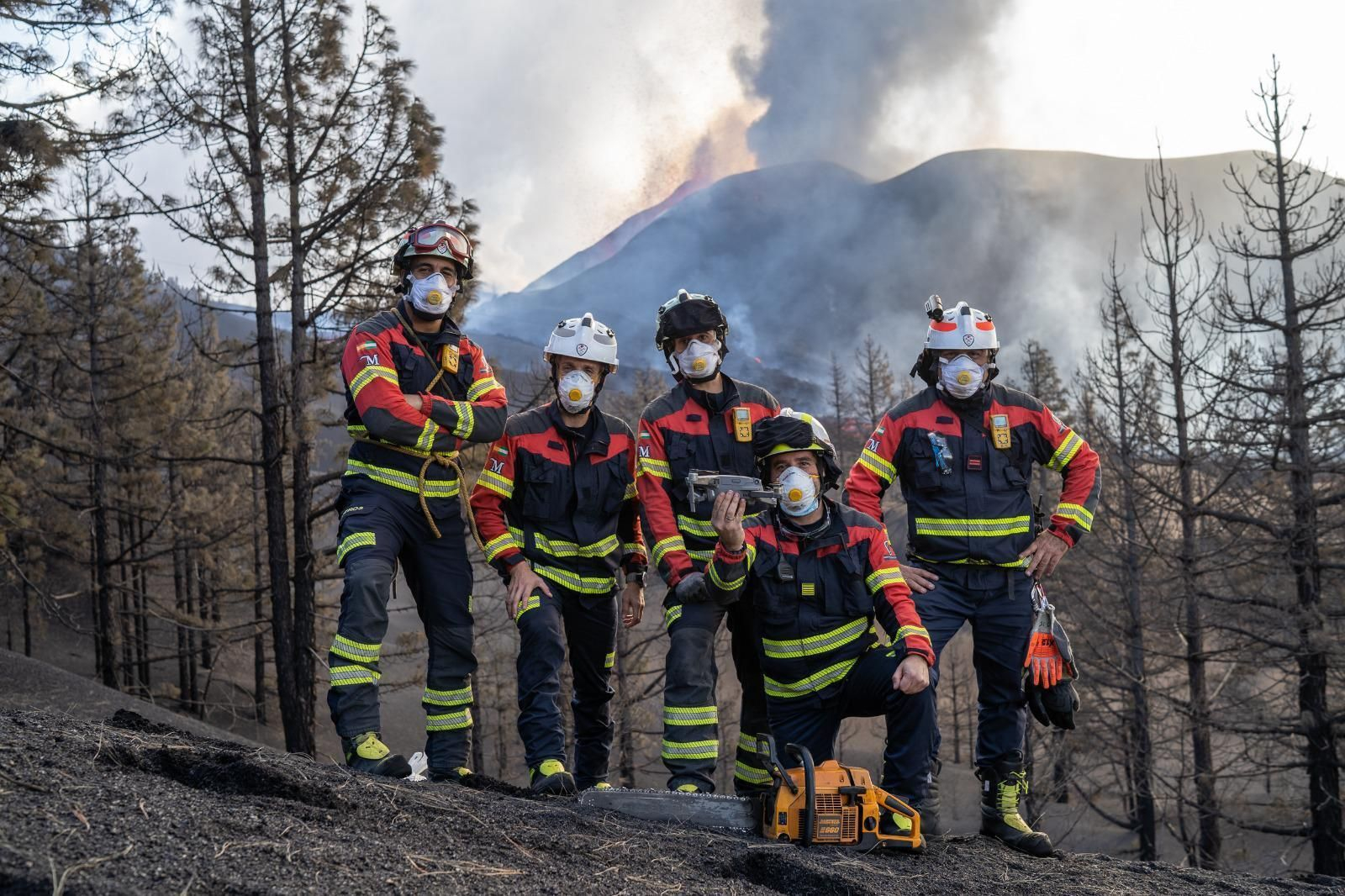Los bomberos malagueños en La Palma posando tras rescatar un dron.