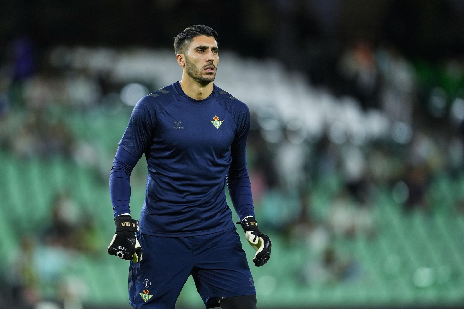 Rui Silva, en un calentamiento previo al inicio de un encuentro con el Betis.