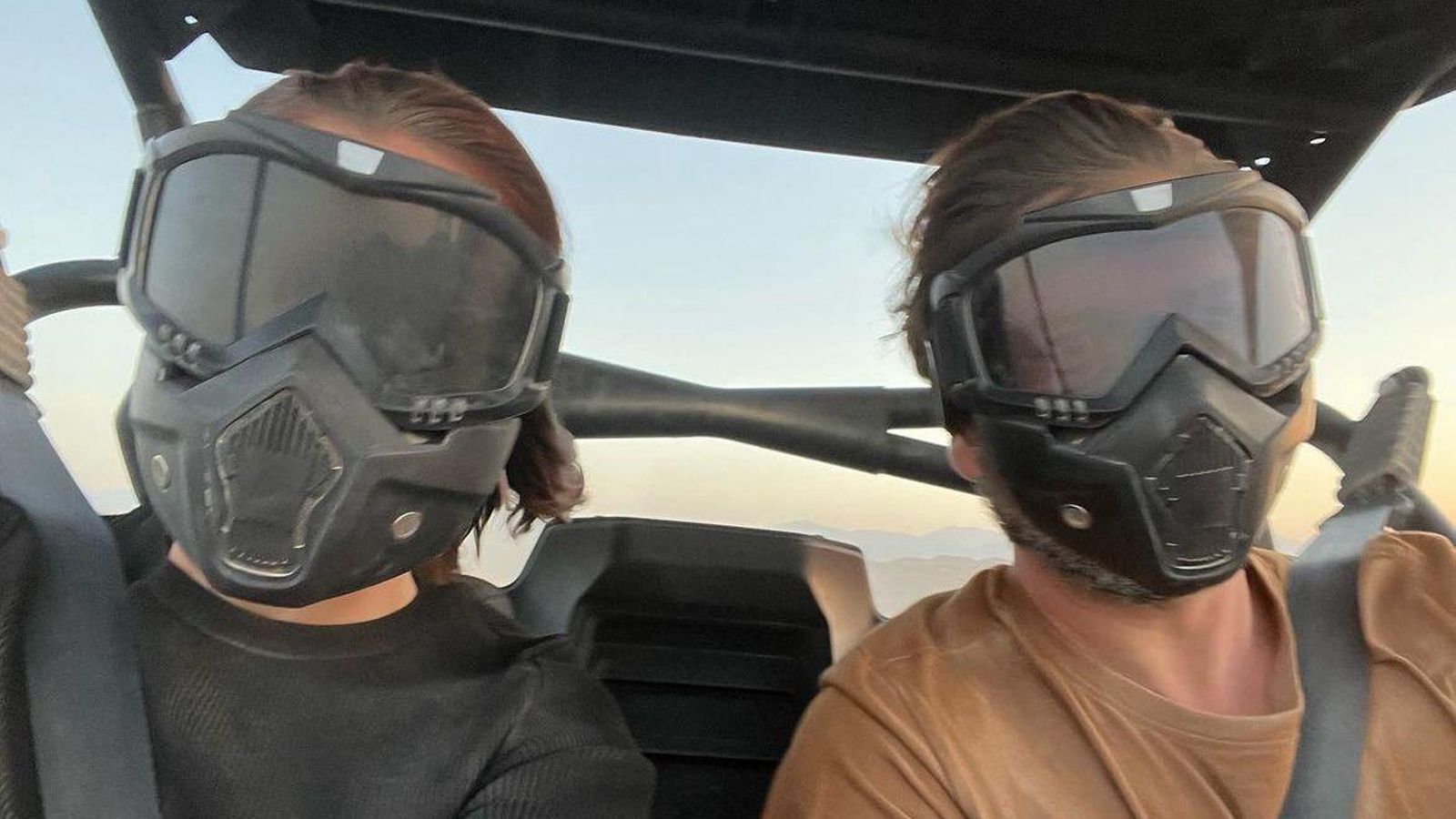 El matrimonio conduciendo un buggy El matrimonio conduciendo un buggy