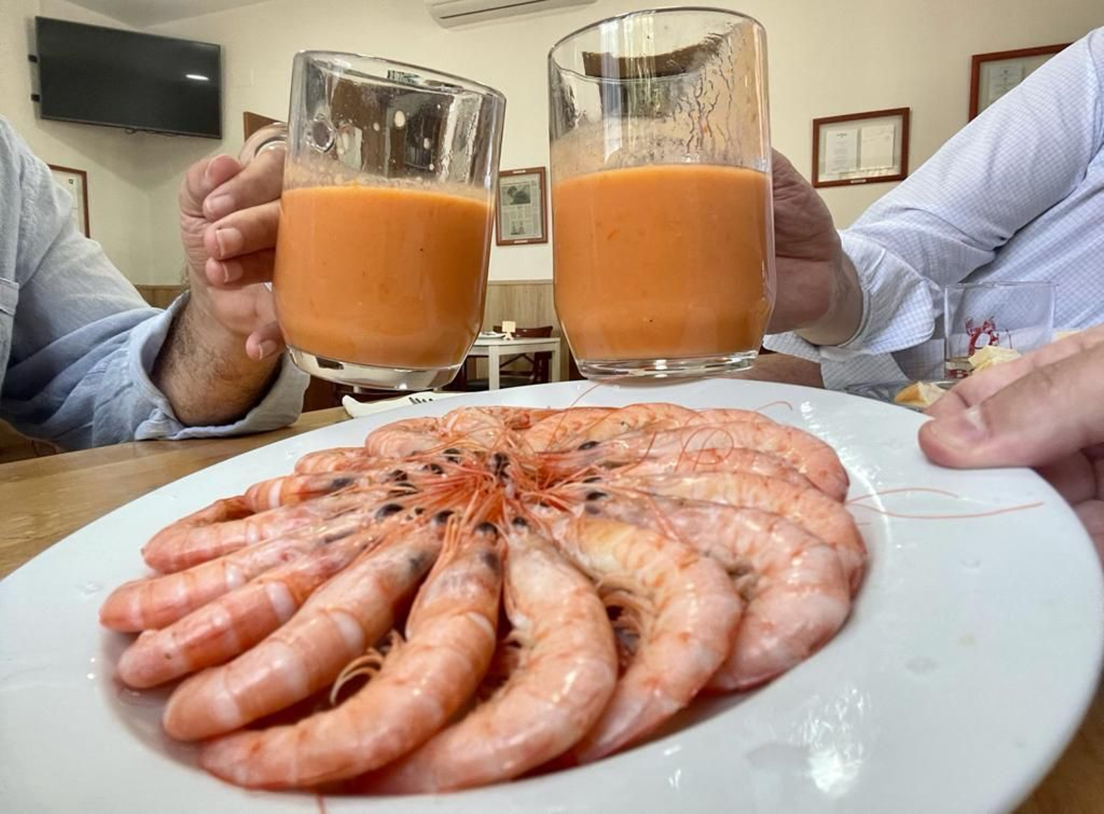 Imbatibles: dos jarras de gazpacho ante un plato de gambas en la venta 'El Pájaro'.