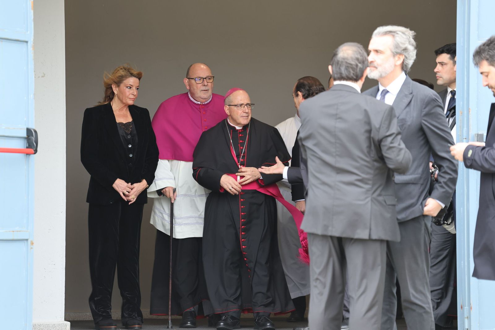 Fotografías de la llegada de Juanma Moreno, Feijóo y todas las autoridades al funeral por las víctimas de Adamuz en Huelva