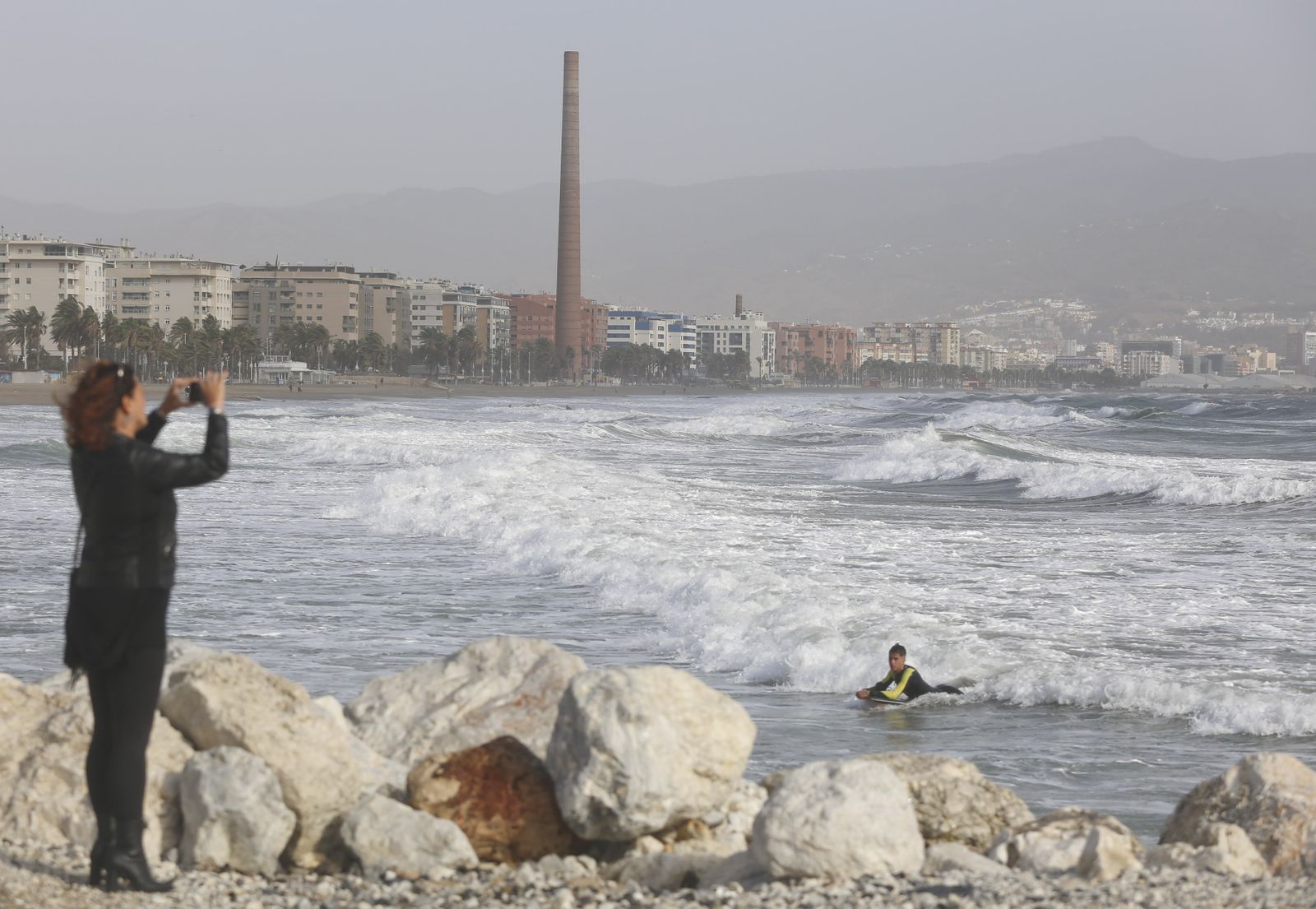 Viento, olas y surfistas para iniciar el fin de semana