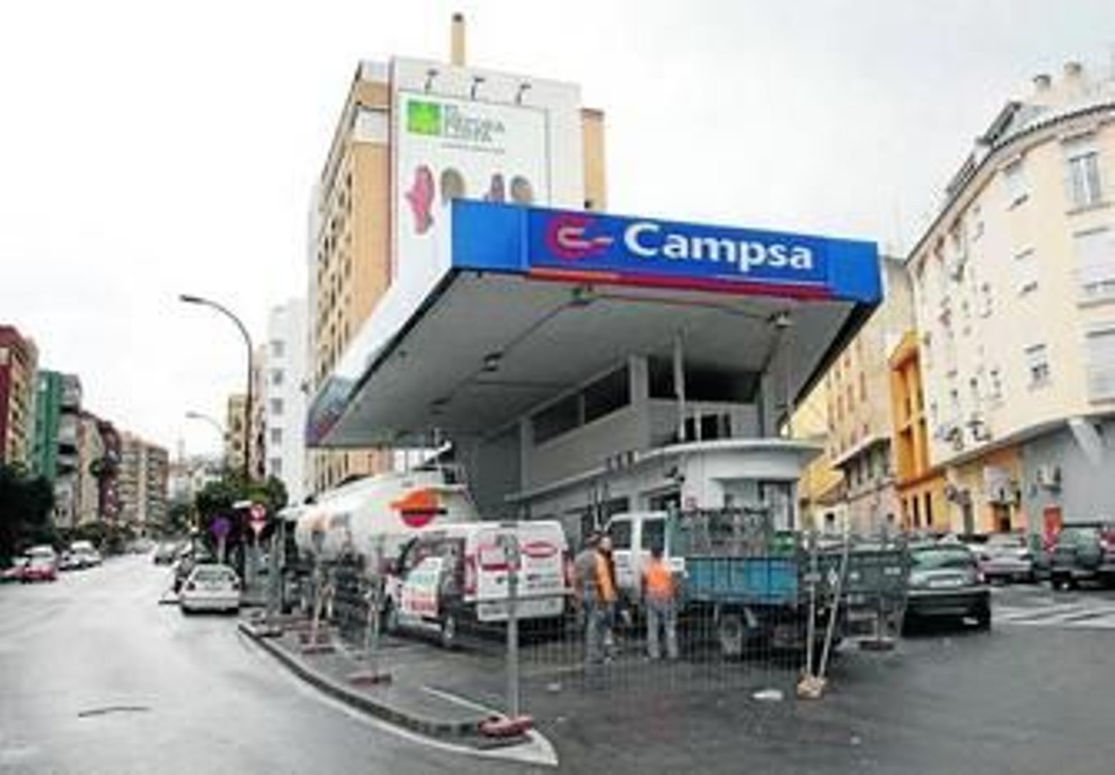 Varios operarios trabajan, ayer, en el desmantelamiento de la gasolinera de Fuente Olletas.