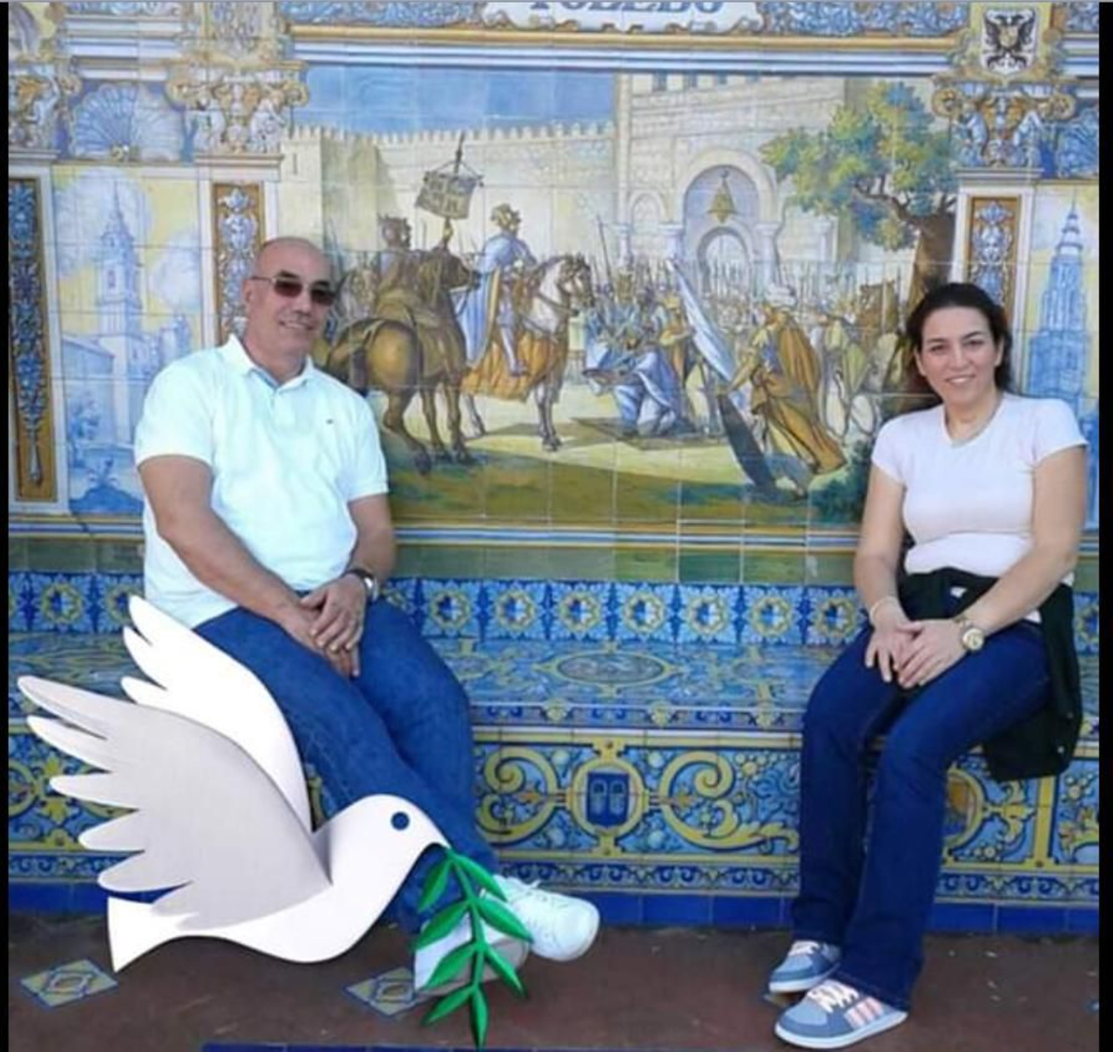 Sevgi y su padre, fotografiados en el azulejo de Toledo de la Plaza de España