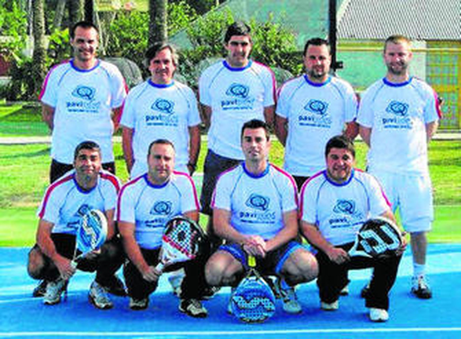 Los integrantes del equipo de pádel La Rana.