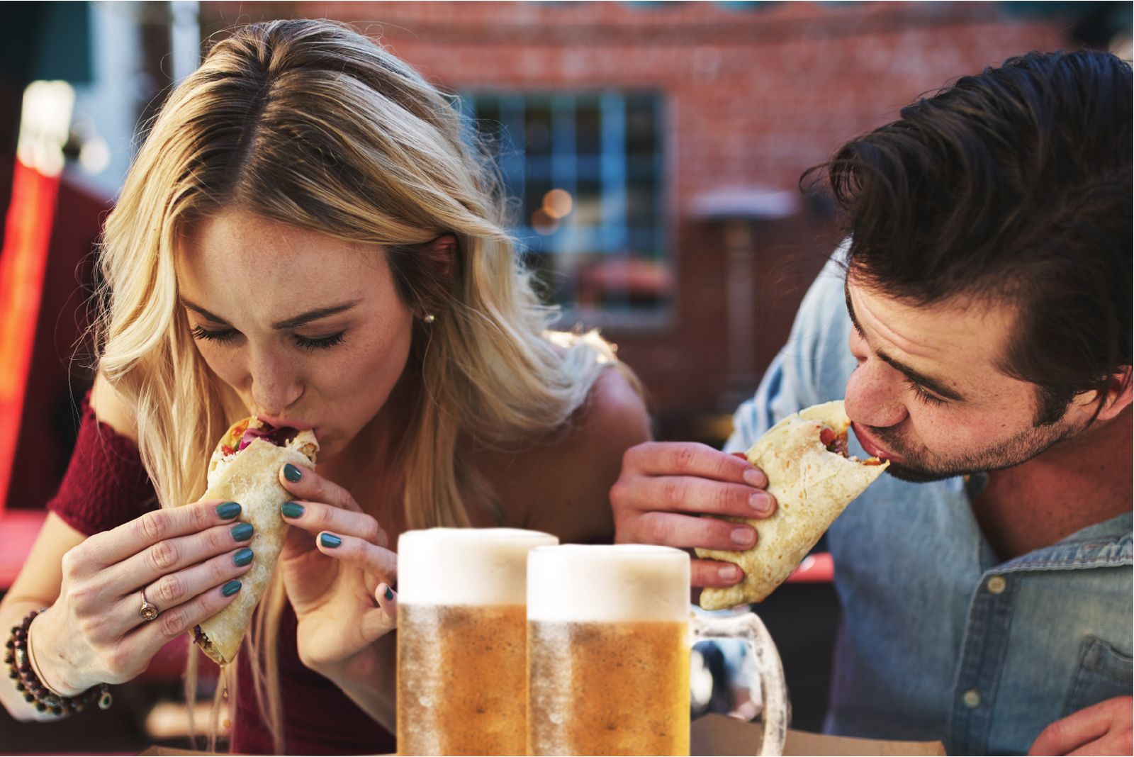 Dos comensales en Pepe Taco, la nueva marca de Restalia.
