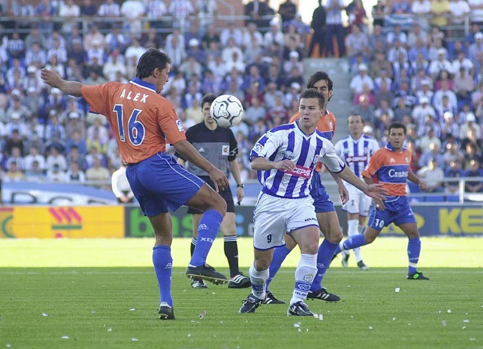 Antoñito lucha por un balón con el xerecista Álex en el choque del ascenso de 2002.