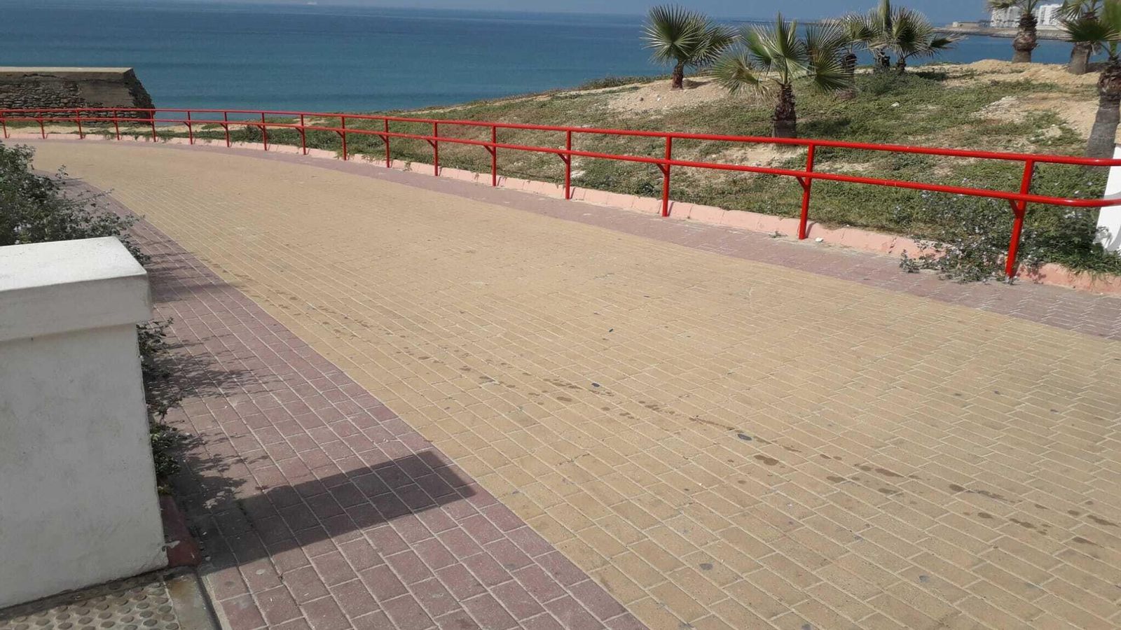 Acceso libre a la playa Santa María del Mar después de que alguien rompiera la cinta disuasoria.