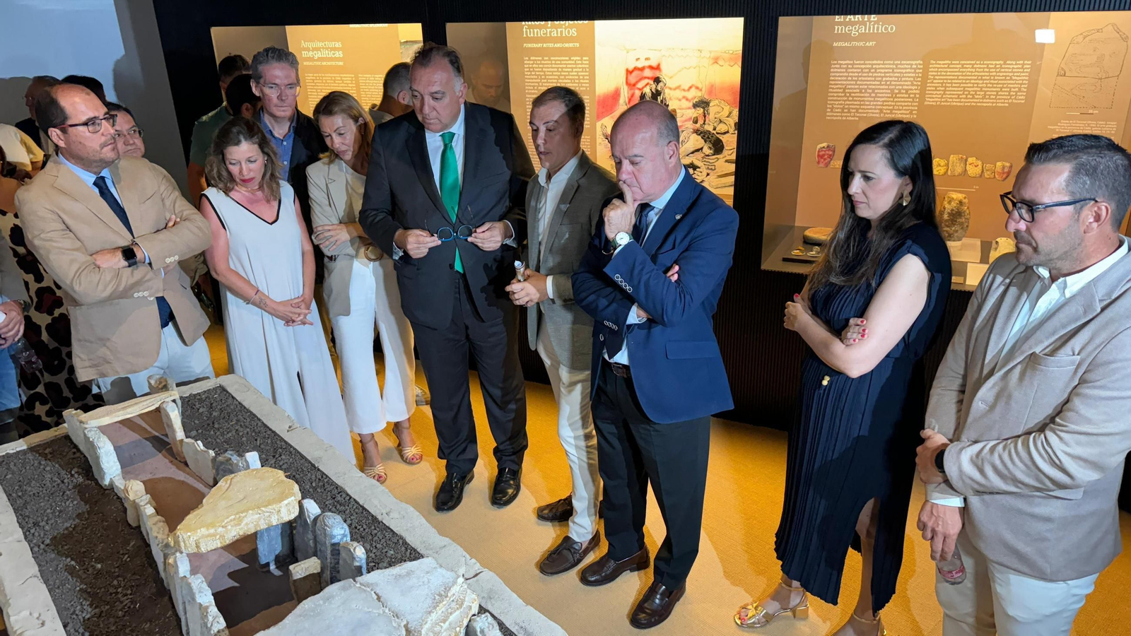Visita de las autoridades a las exposiciones temporales