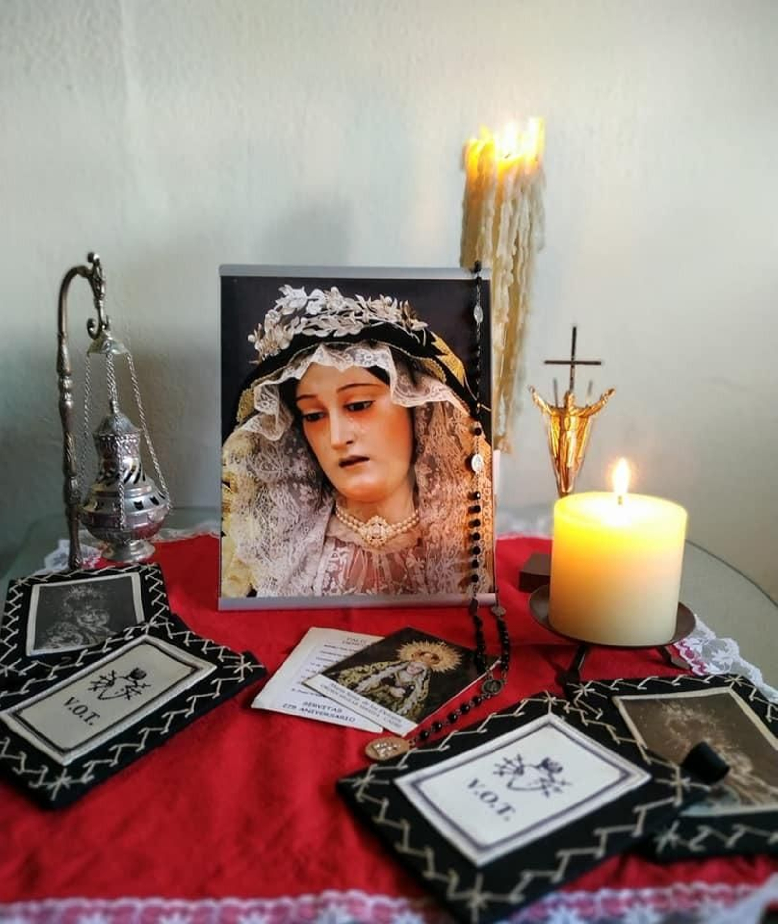 Altares montados en casas de miembros de Servitas