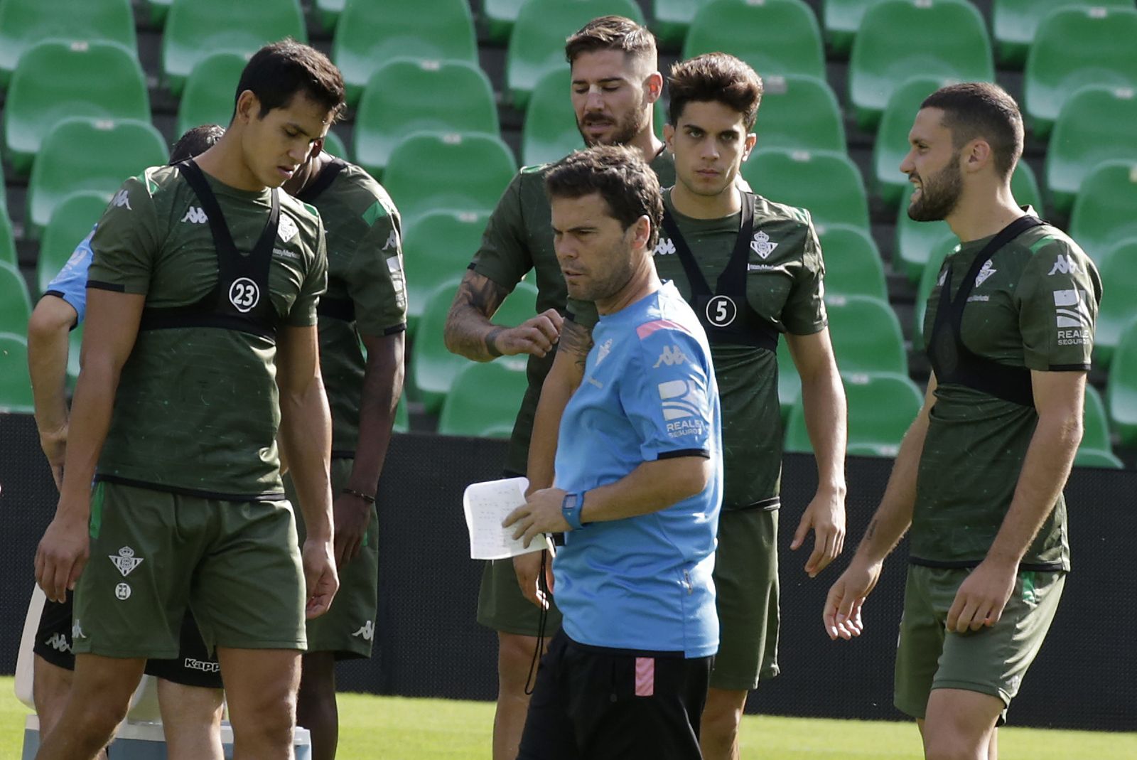 Mandi, Javi García, bartra, Pedraza y Rubi, durante un entrenamiento en el Benito Villamarín.