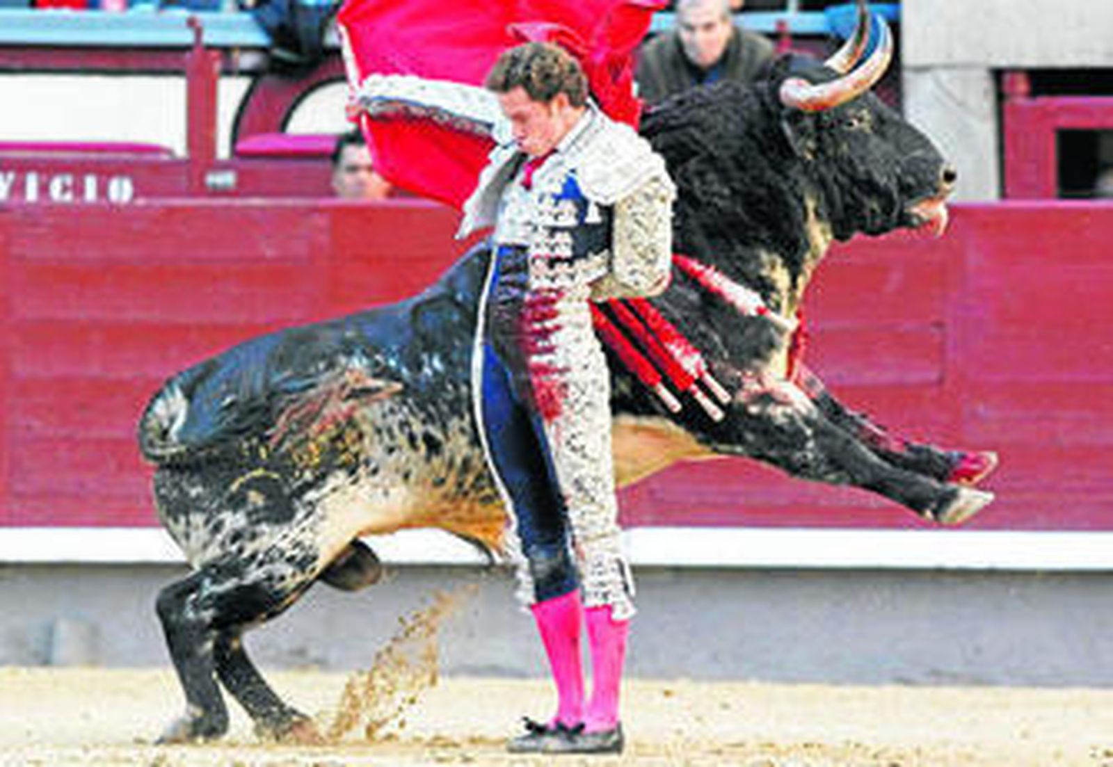 El mexicano Arturo Saldívar en una bernadina al primer toro de su lote, del que le concedieron el único trofeo del festejo.