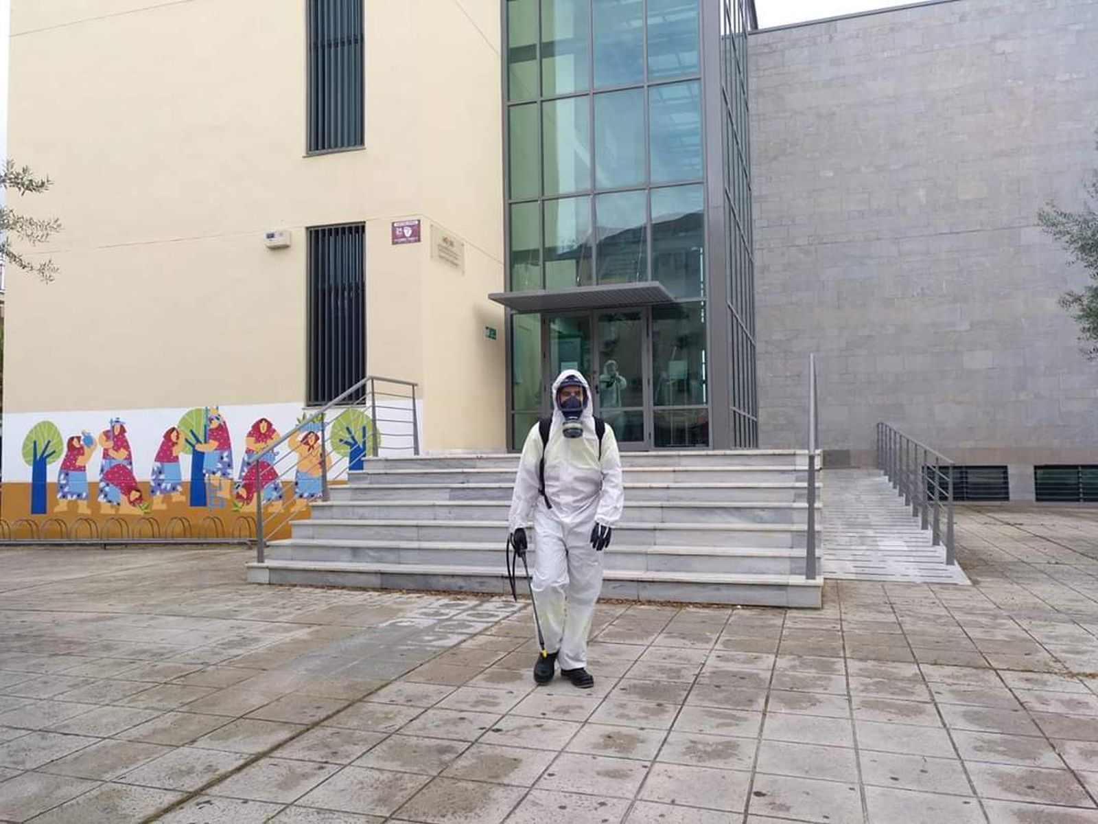 Un trabajador del zoosanitario durante las labores de desinfección en la estado de alarma.