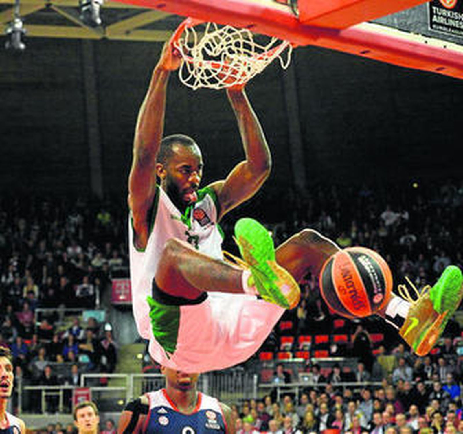 Christian Eyenga realiza un mate ante el Bayern Múnich.