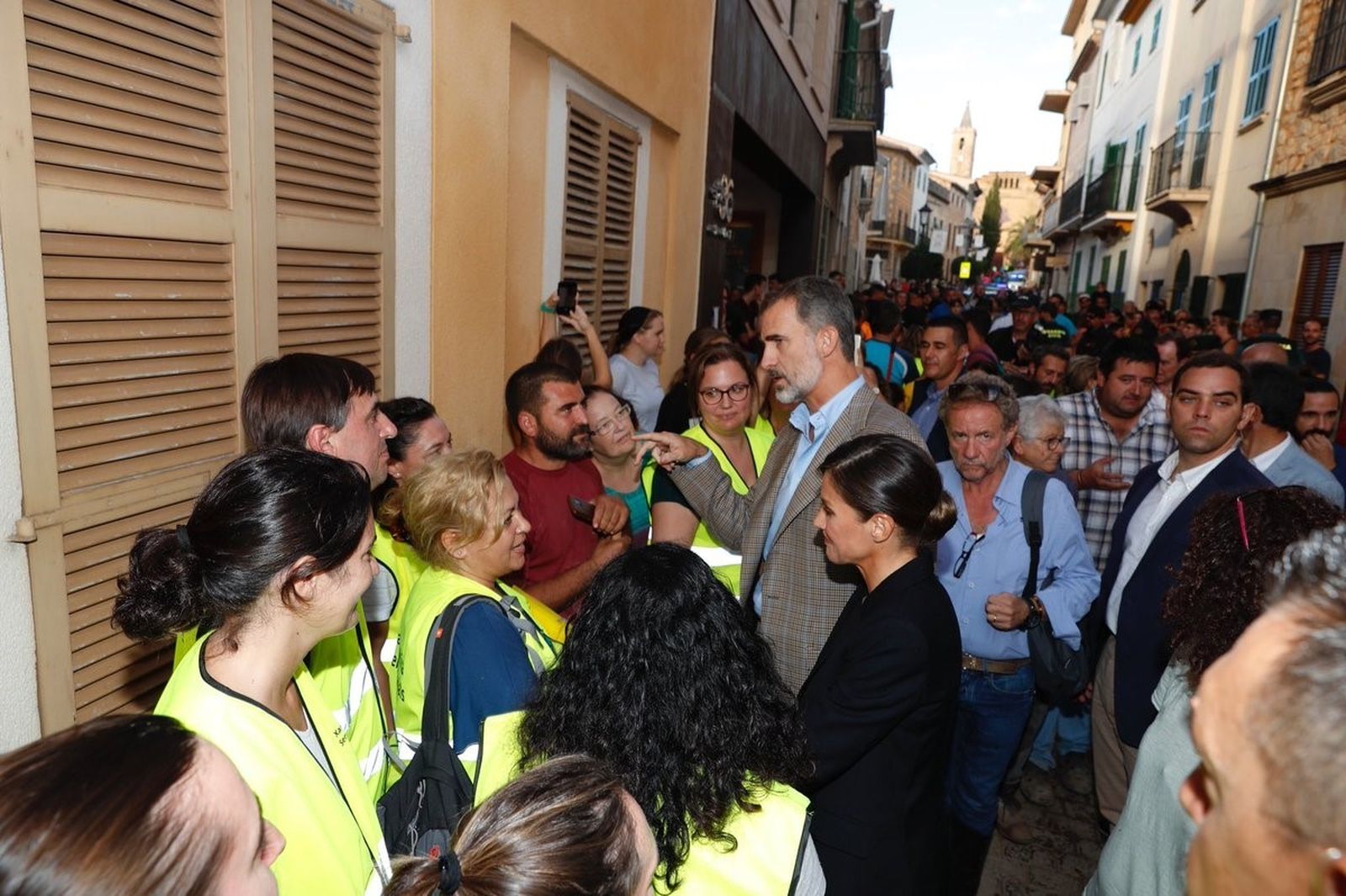 Los Reyes visitan a los afectados por las inundaciones en Mallorca.