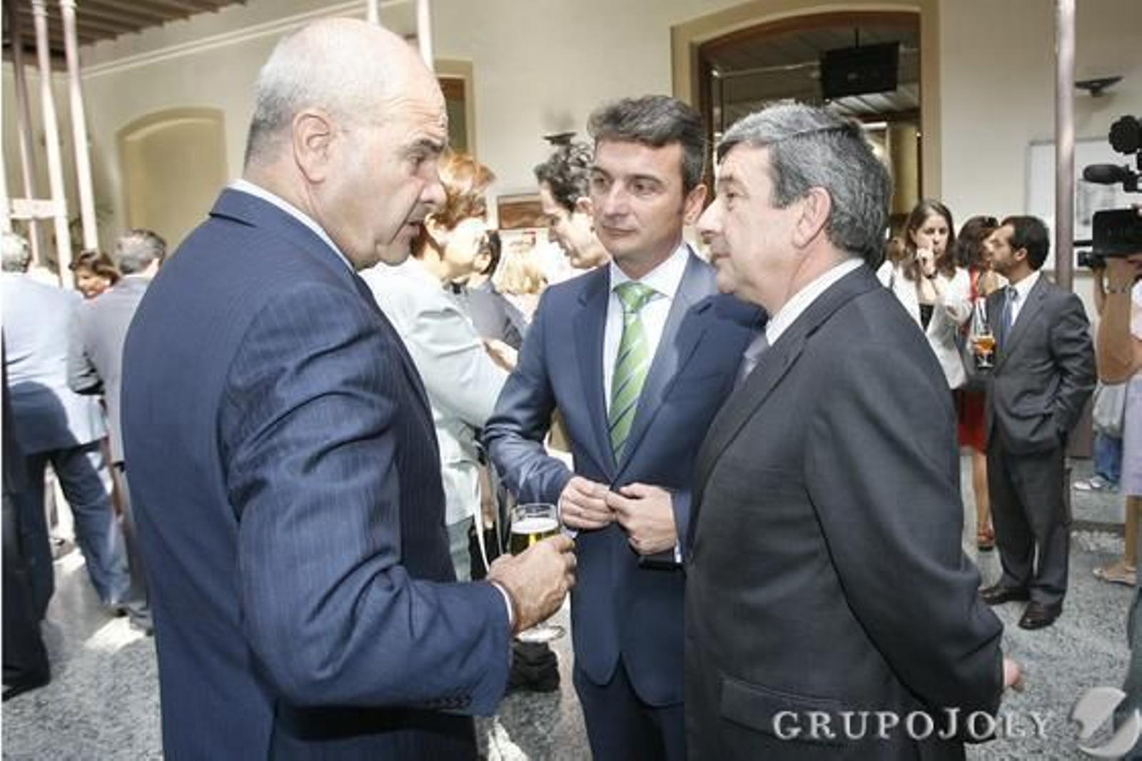 El vicepresidente del Gobierno Manuel Chaves conversa con el rector de la Universidad de Cádiz, Eduardo González Mazo, y el delegado del Gobierno en Andalucía, Luis García Garrido.

Foto: Julio Gonzalez-Joaquin Pino-Jose Braza